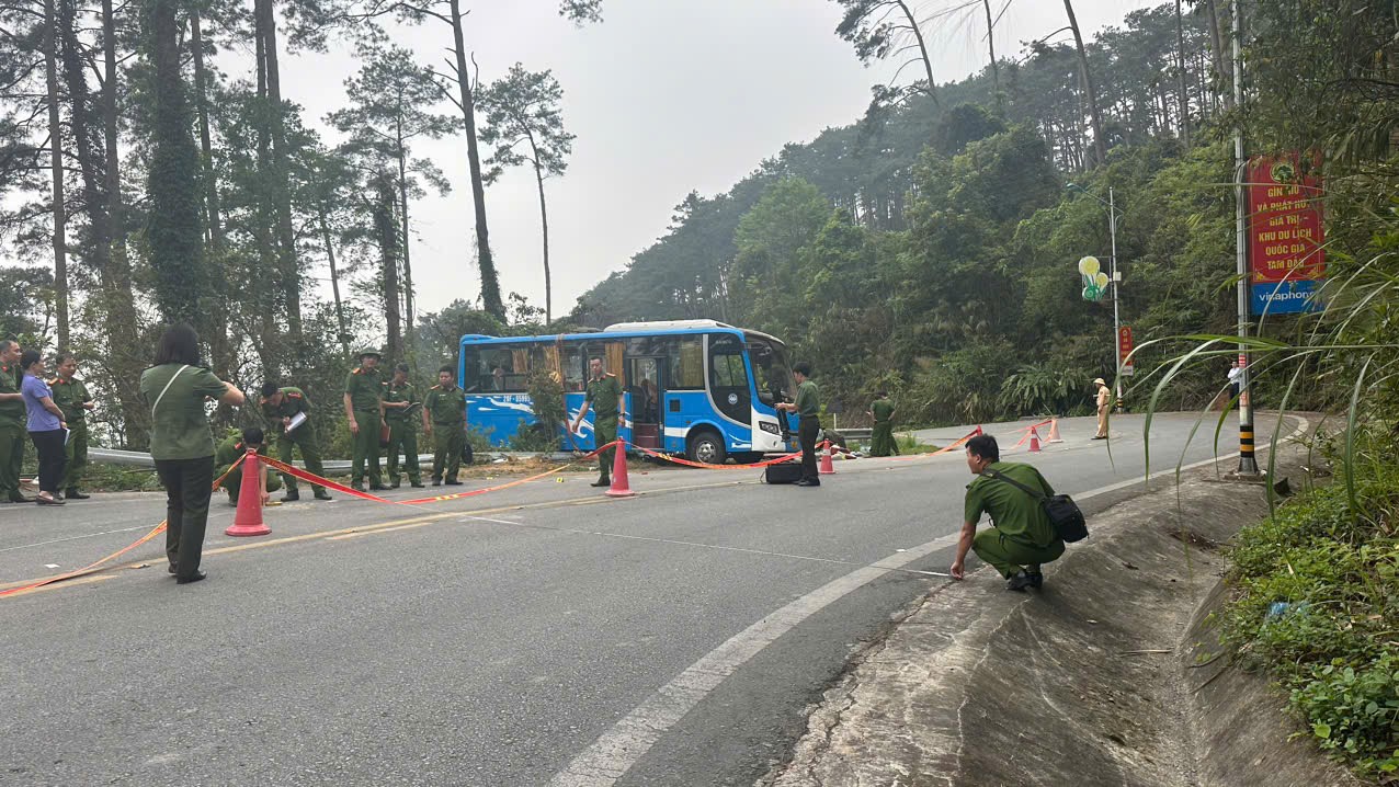 Hiện trường xe kh&aacute;ch 35 chỗ bị lật tại Tam Đảo, 3 người tử vong- Ảnh 6.