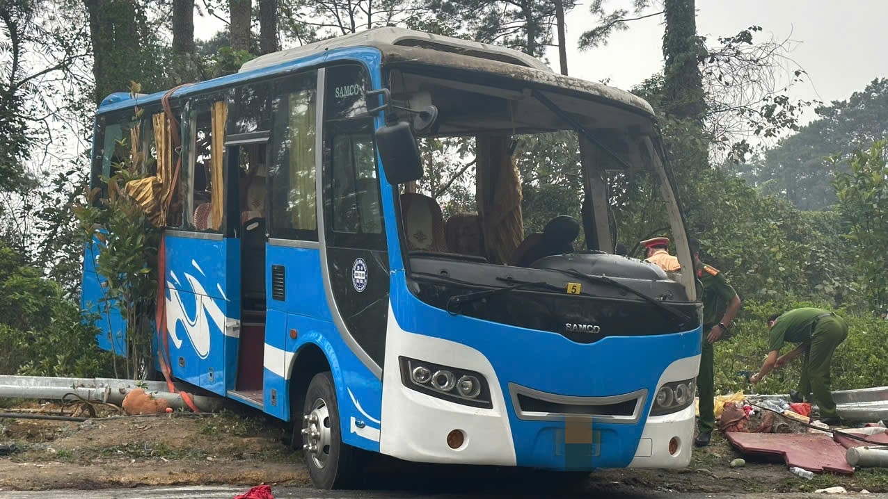 Hiện trường xe kh&aacute;ch 35 chỗ bị lật tại Tam Đảo, 3 người tử vong- Ảnh 4.