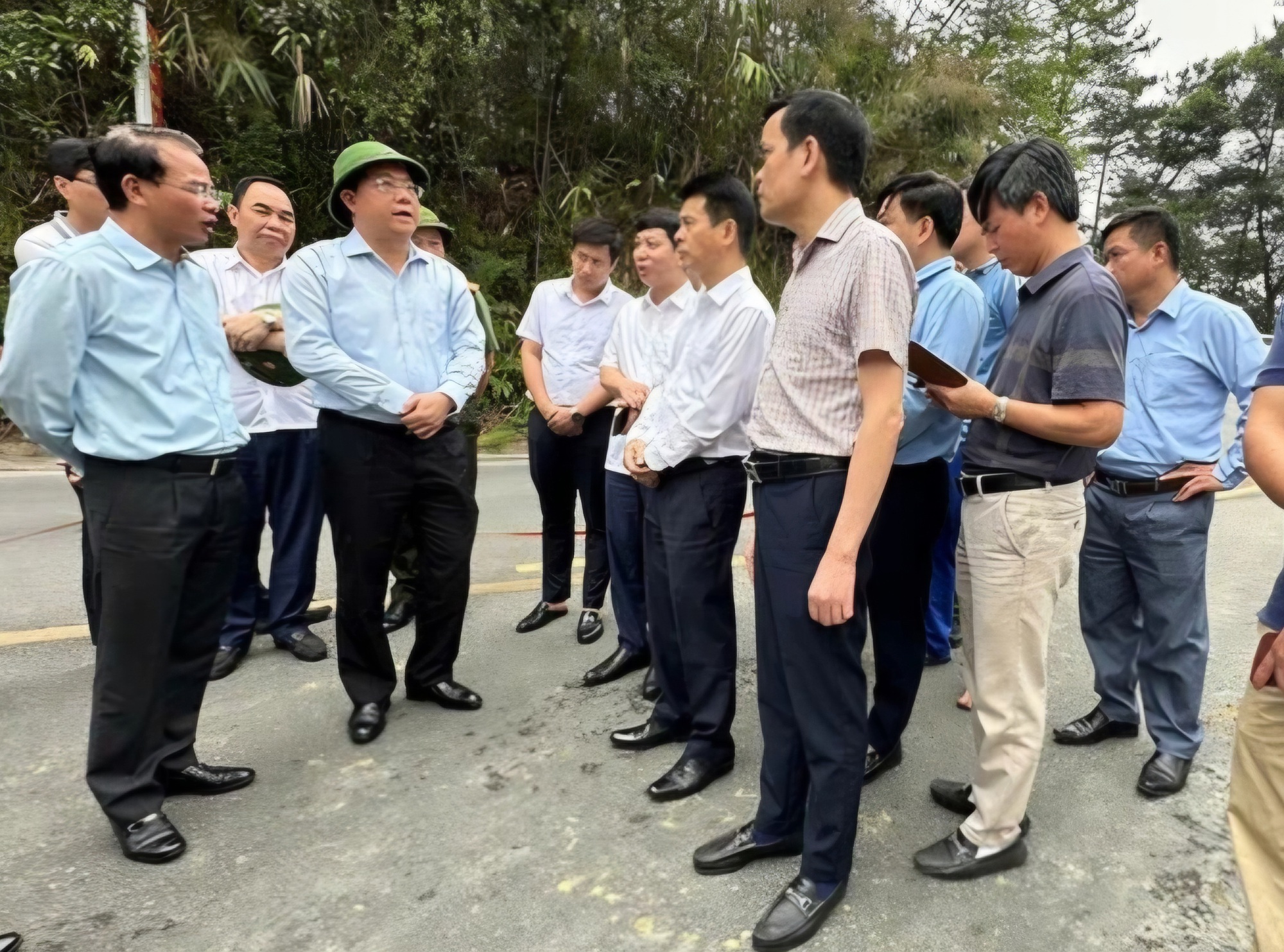 Lật xe kh&aacute;ch tại Tam Đảo, 3 người tử vong, nhiều người bị thương- Ảnh 3.