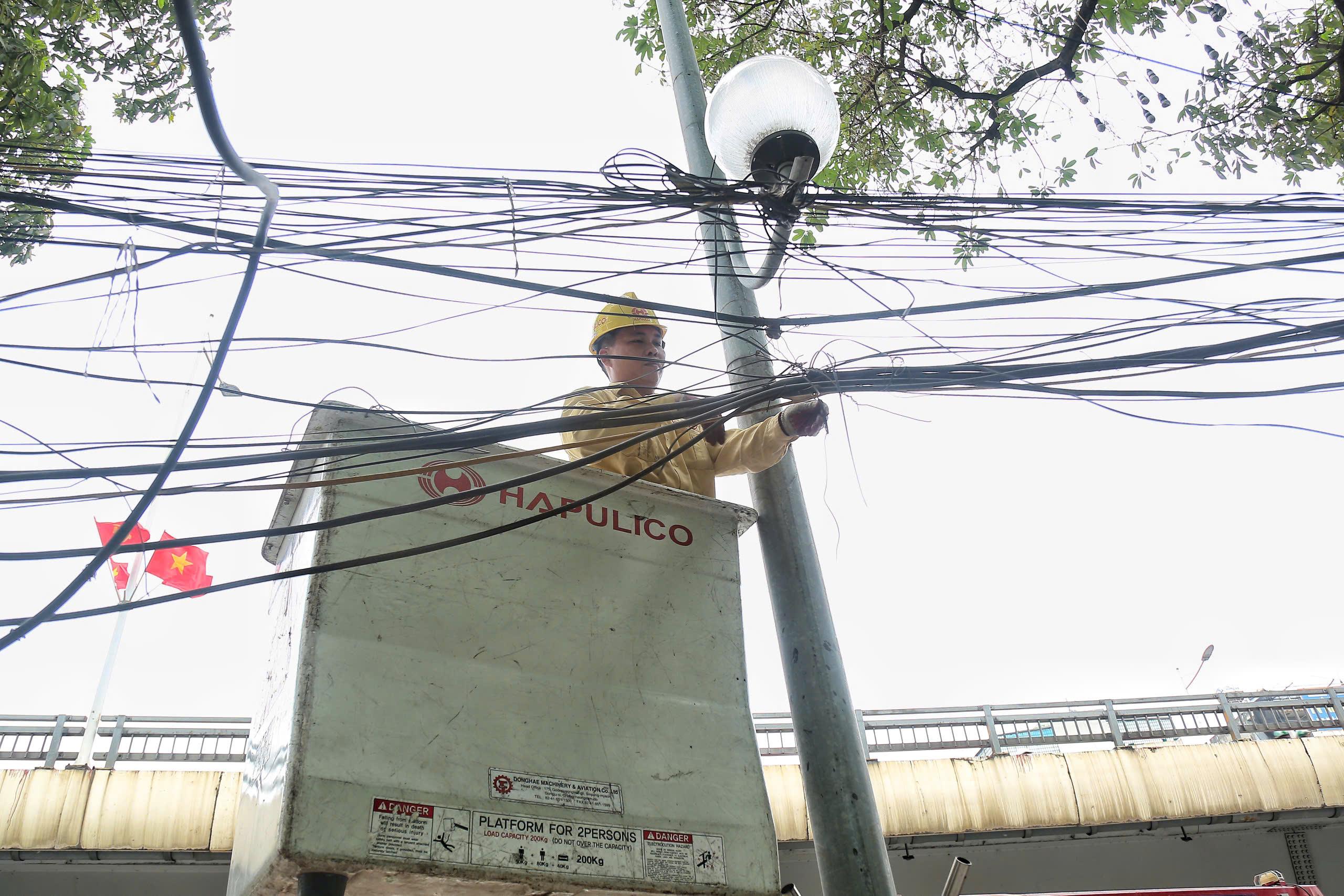 H&agrave; Nội r&agrave; so&aacute;t đ&egrave;n t&iacute;n hiệu, c&acirc;y xanh, chiếu s&aacute;ng trước cao điểm nghỉ lễ 30/4- Ảnh 4.