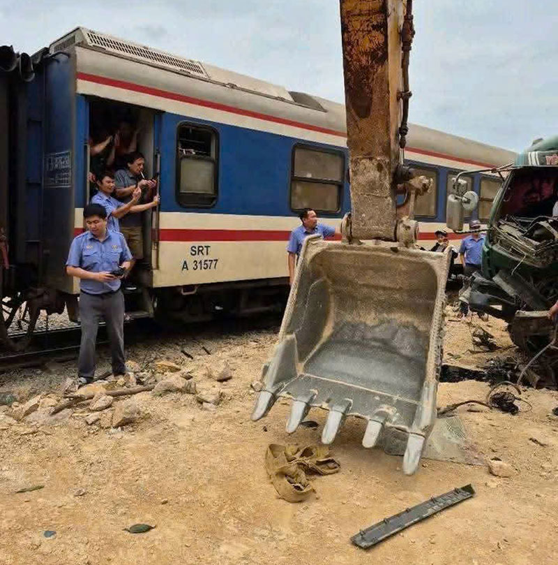 Vụ tai nạn khiến đầu xe tải hư hỏng nặng.