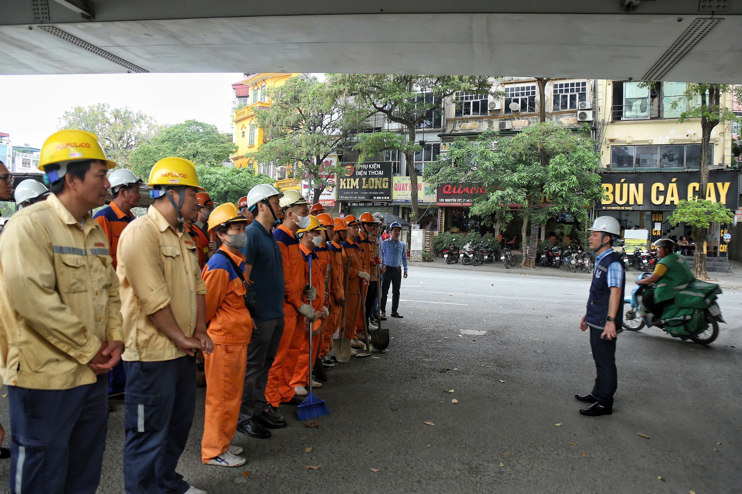 H&agrave; Nội r&agrave; so&aacute;t đ&egrave;n t&iacute;n hiệu, c&acirc;y xanh, chiếu s&aacute;ng trước cao điểm nghỉ lễ 30/4- Ảnh 1.