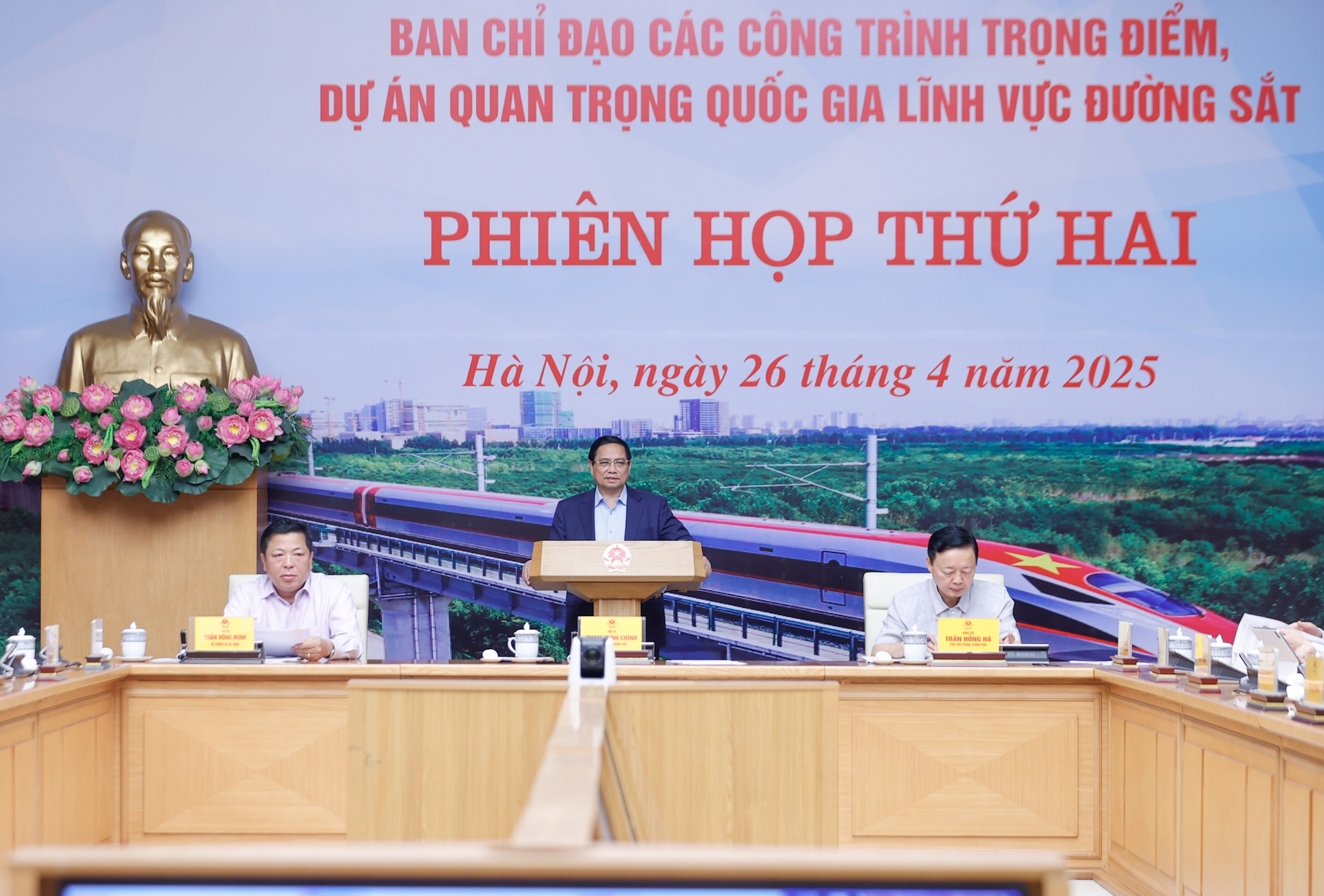 Thủ tướng: Thần tốc, t&aacute;o bạo hơn nữa trong triển khai c&aacute;c dự &aacute;n đường sắt- Ảnh 1.