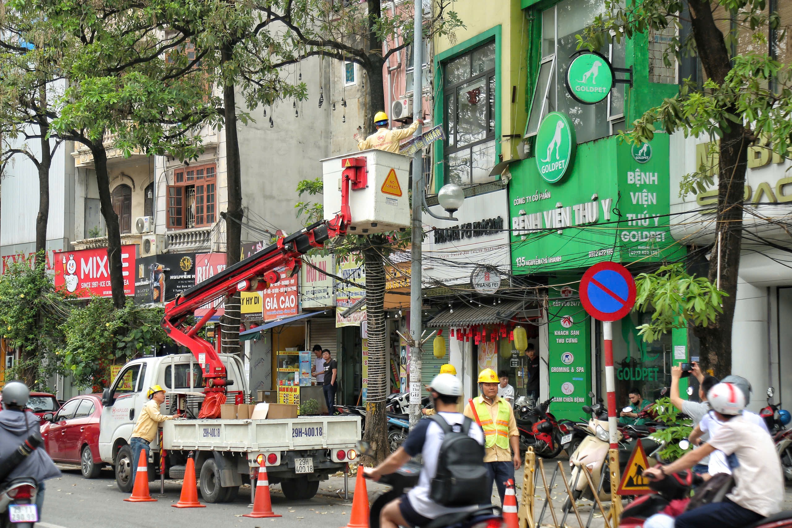 H&agrave; Nội r&agrave; so&aacute;t đ&egrave;n t&iacute;n hiệu, c&acirc;y xanh, chiếu s&aacute;ng trước cao điểm nghỉ lễ 30/4- Ảnh 6.