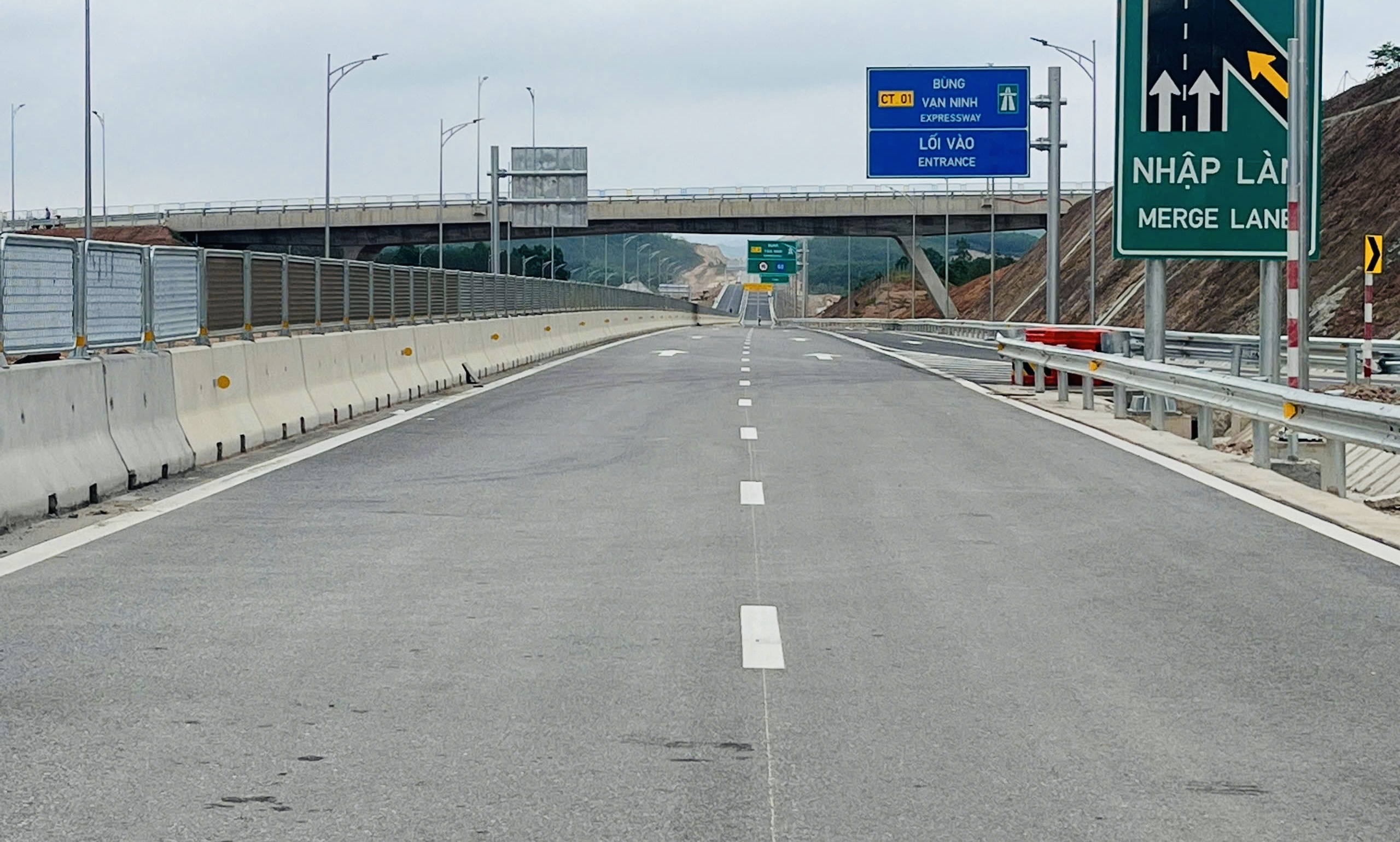 Cận cảnh 49km tuyến ch&iacute;nh cao tốc B&ugrave;ng - Vạn Ninh sắp đưa v&agrave;o khai th&aacute;c - Ảnh 8.