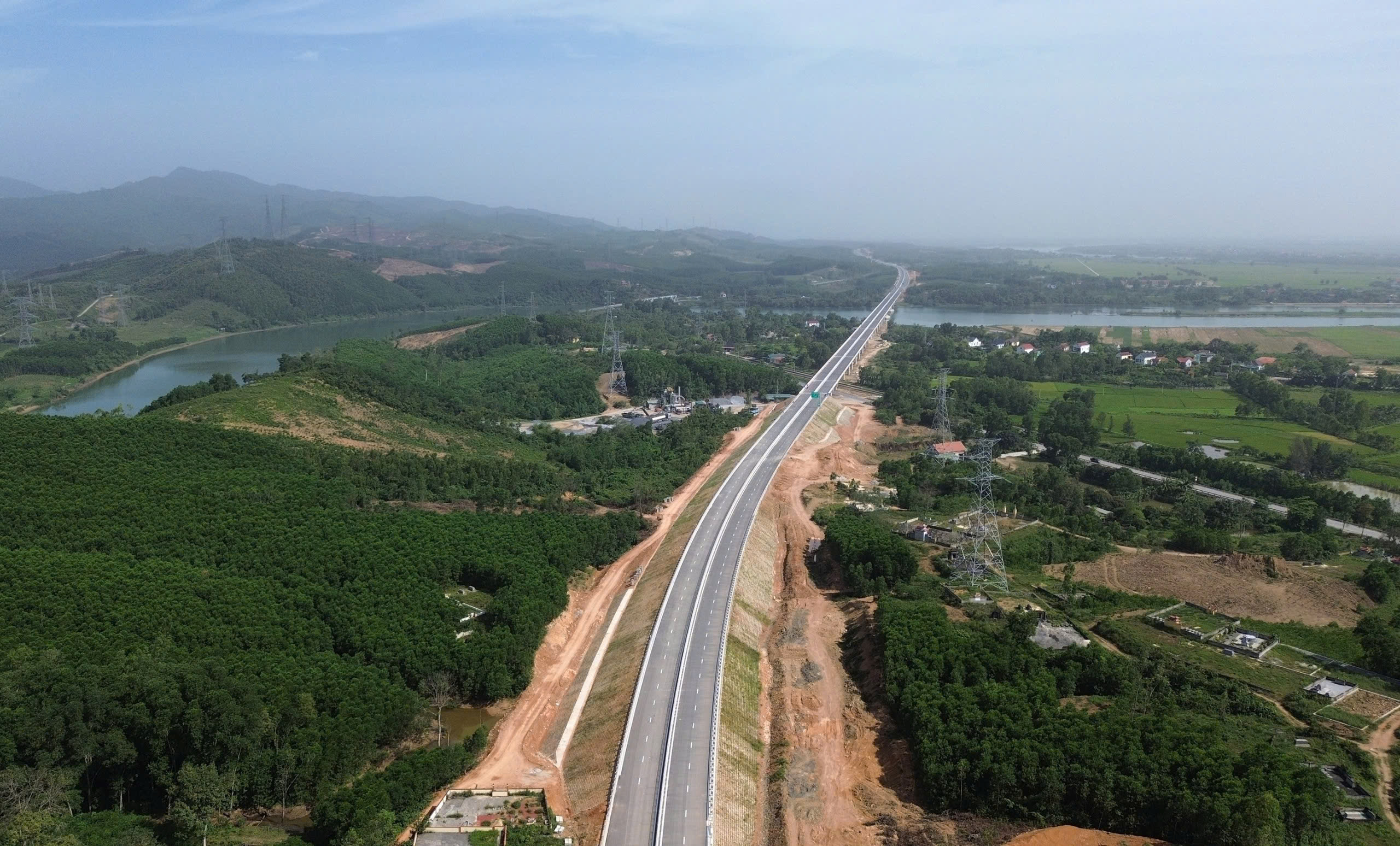 Cận cảnh 49km tuyến ch&iacute;nh cao tốc B&ugrave;ng - Vạn Ninh sắp đưa v&agrave;o khai th&aacute;c - Ảnh 12.