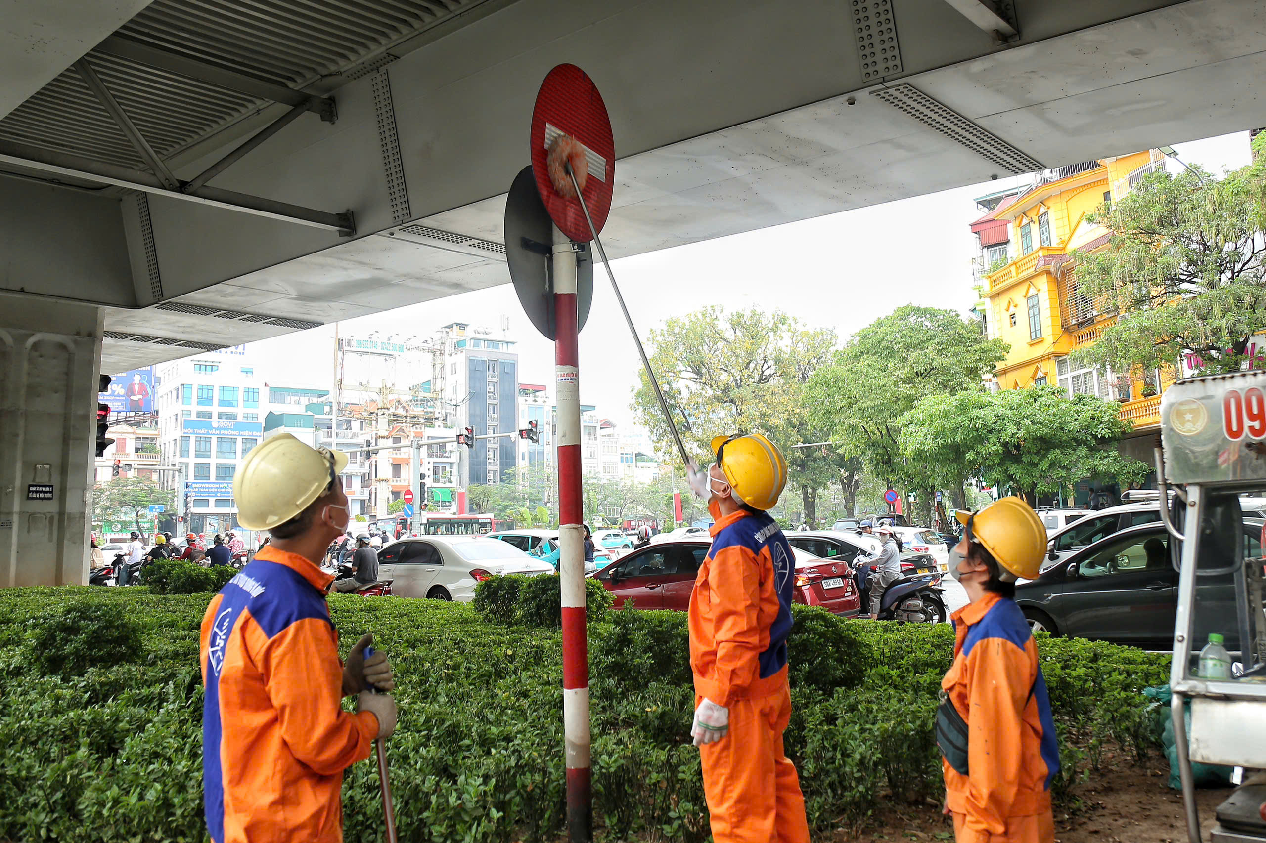 H&agrave; Nội r&agrave; so&aacute;t đ&egrave;n t&iacute;n hiệu, c&acirc;y xanh, chiếu s&aacute;ng trước cao điểm nghỉ lễ 30/4- Ảnh 2.