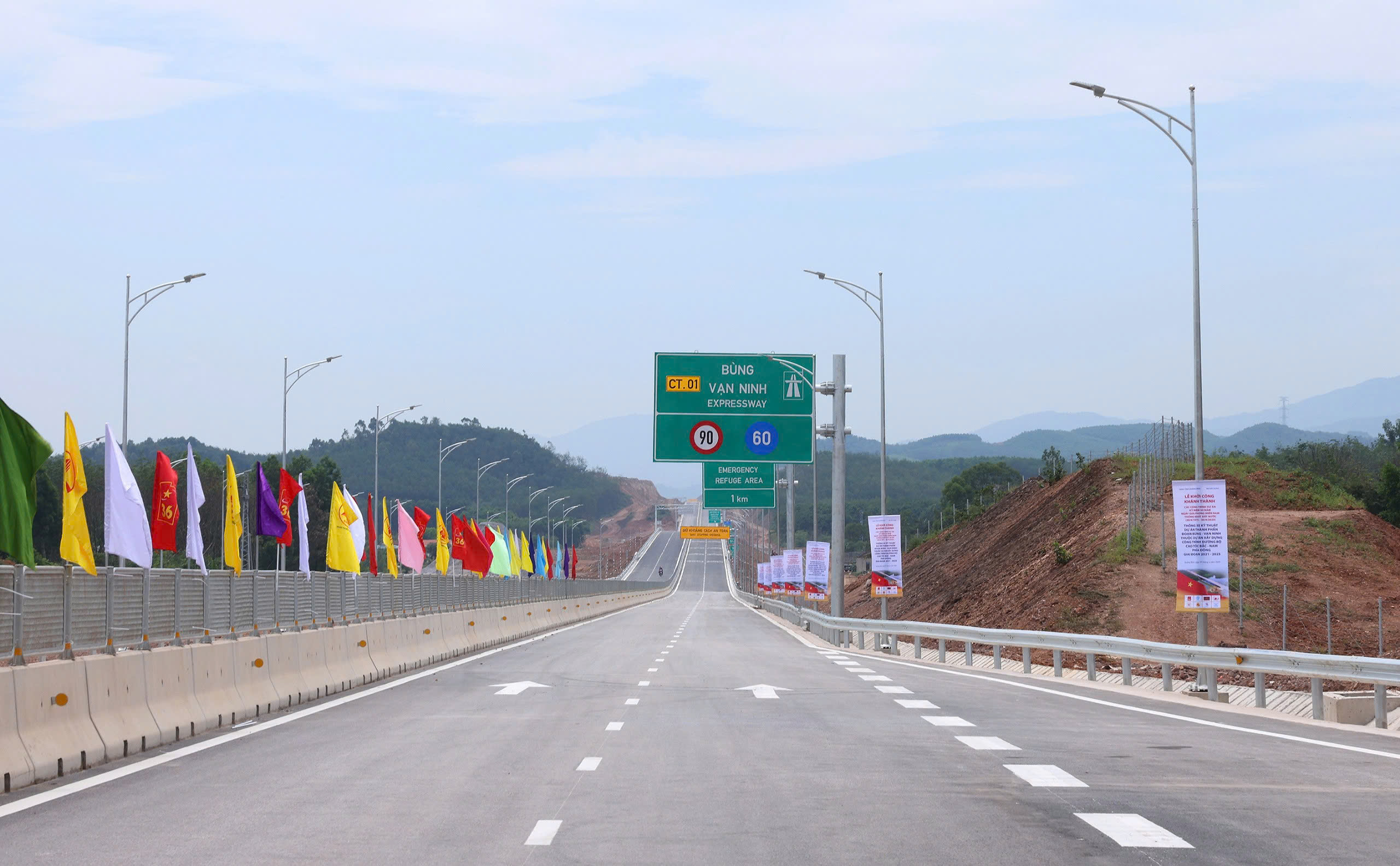 Cận cảnh 49km tuyến ch&iacute;nh cao tốc B&ugrave;ng - Vạn Ninh sắp đưa v&agrave;o khai th&aacute;c - Ảnh 11.