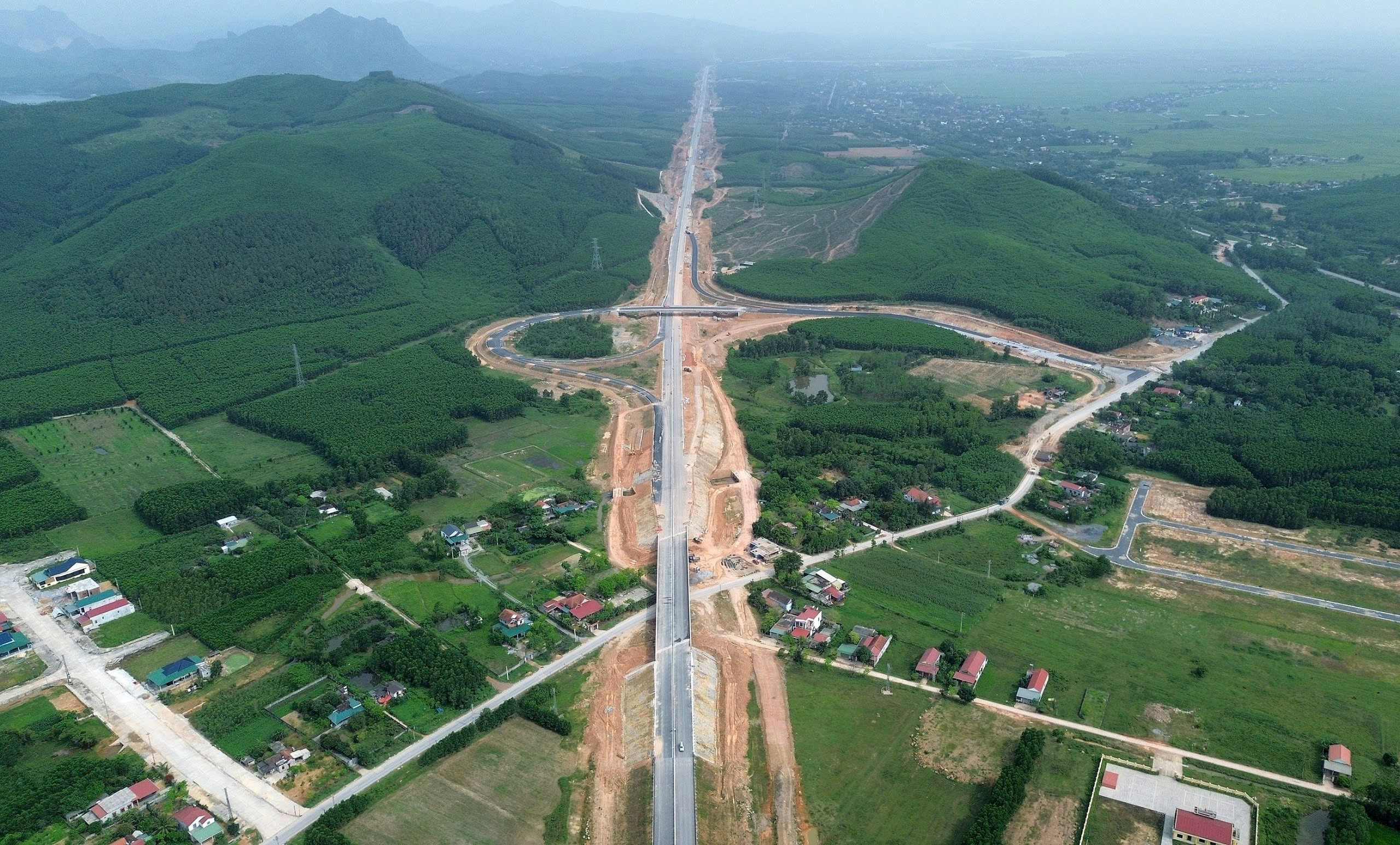 Cận cảnh 49km tuyến ch&iacute;nh cao tốc B&ugrave;ng - Vạn Ninh sắp đưa v&agrave;o khai th&aacute;c - Ảnh 4.