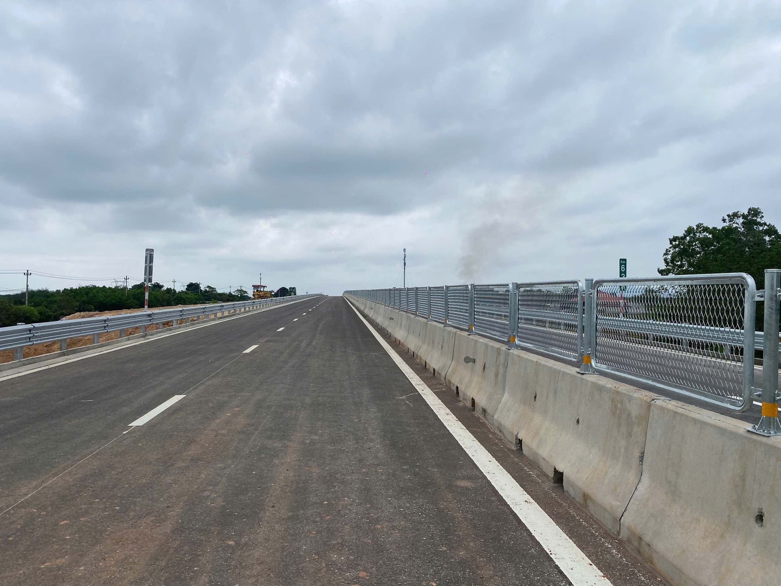 Cận cảnh 49km tuyến ch&iacute;nh cao tốc B&ugrave;ng - Vạn Ninh sắp đưa v&agrave;o khai th&aacute;c - Ảnh 6.