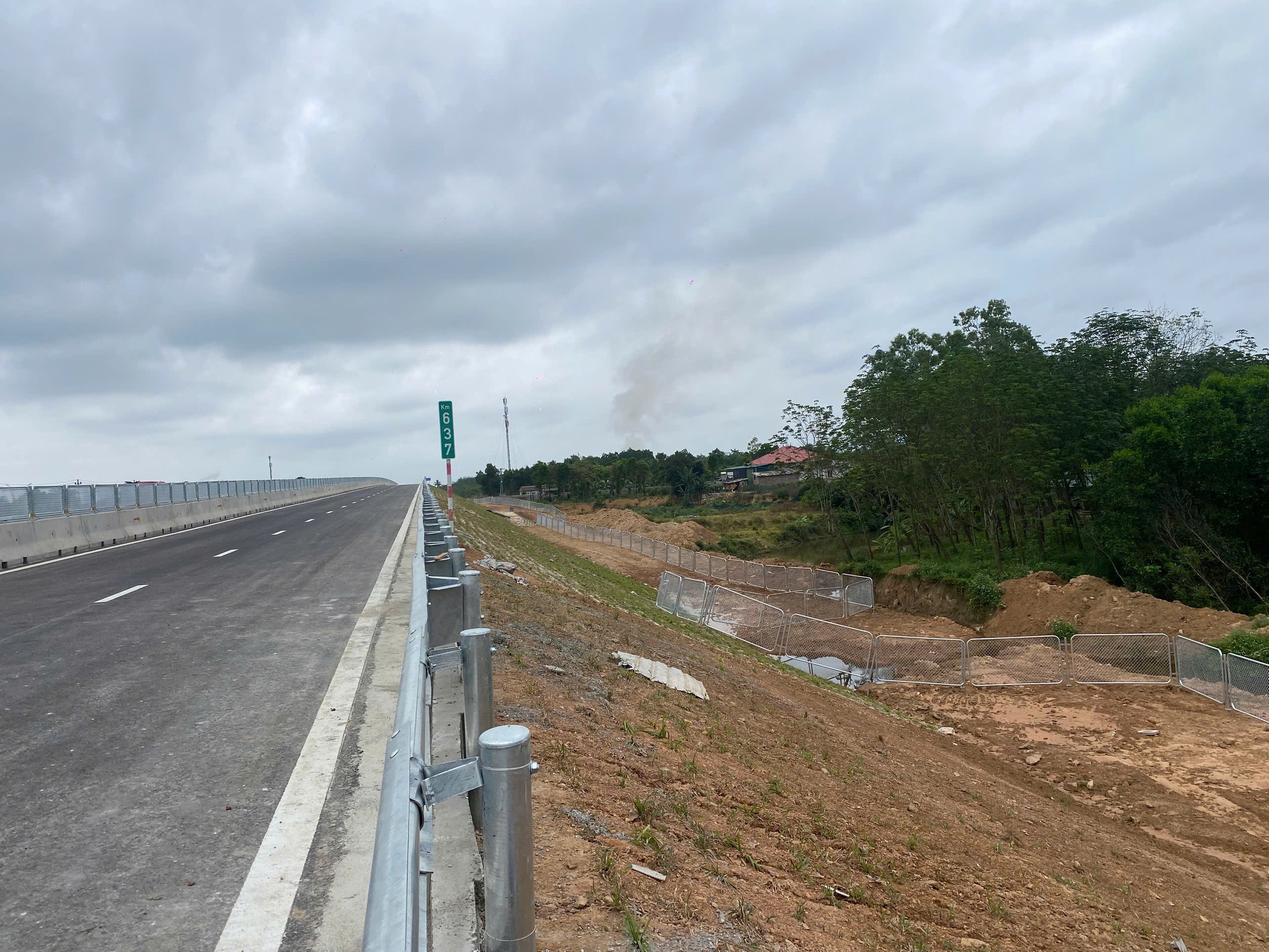 Cận cảnh 49km tuyến ch&iacute;nh cao tốc B&ugrave;ng - Vạn Ninh sắp đưa v&agrave;o khai th&aacute;c - Ảnh 9.