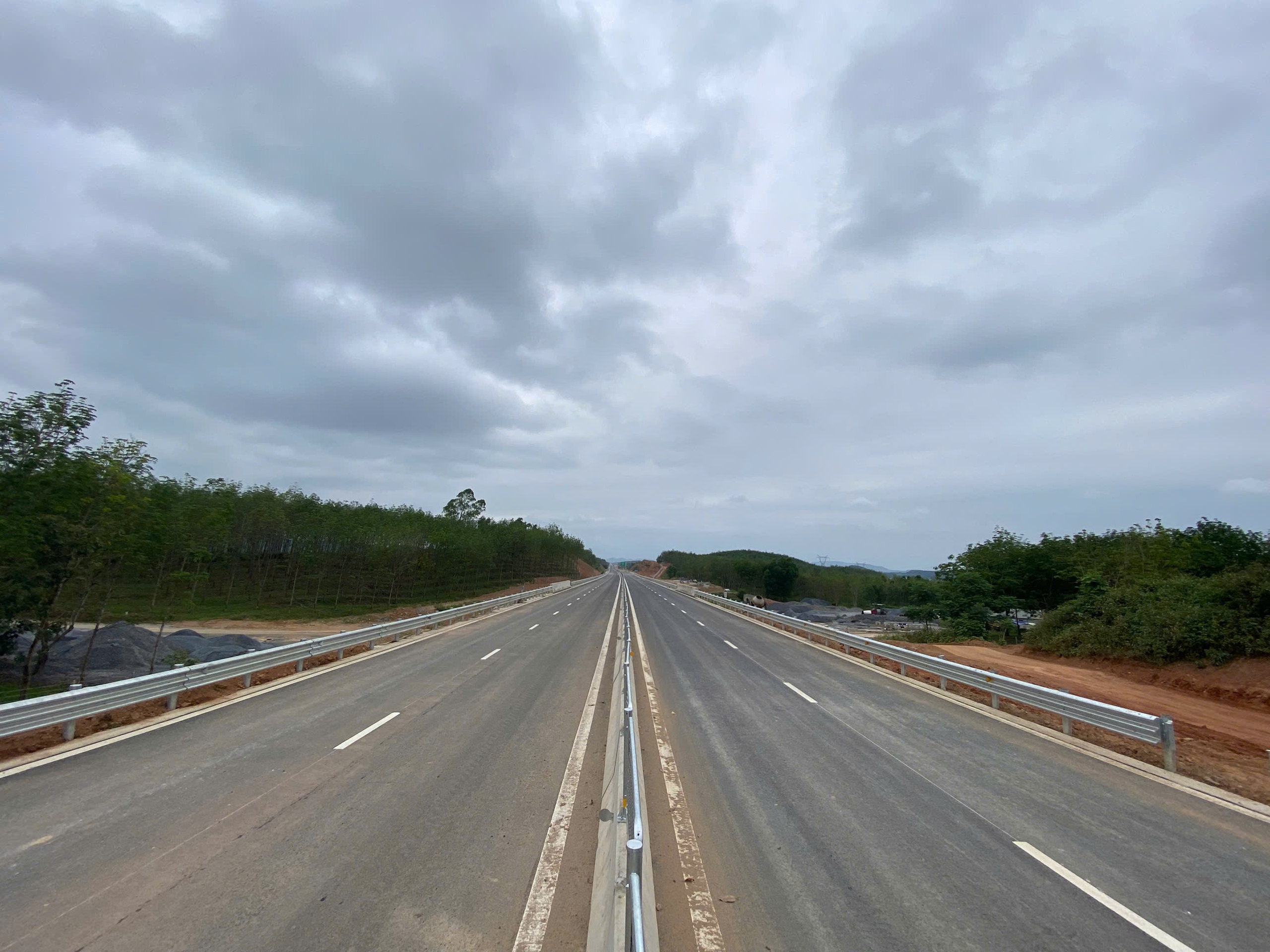 Cận cảnh 49km tuyến ch&iacute;nh cao tốc B&ugrave;ng - Vạn Ninh sắp đưa v&agrave;o khai th&aacute;c - Ảnh 2.