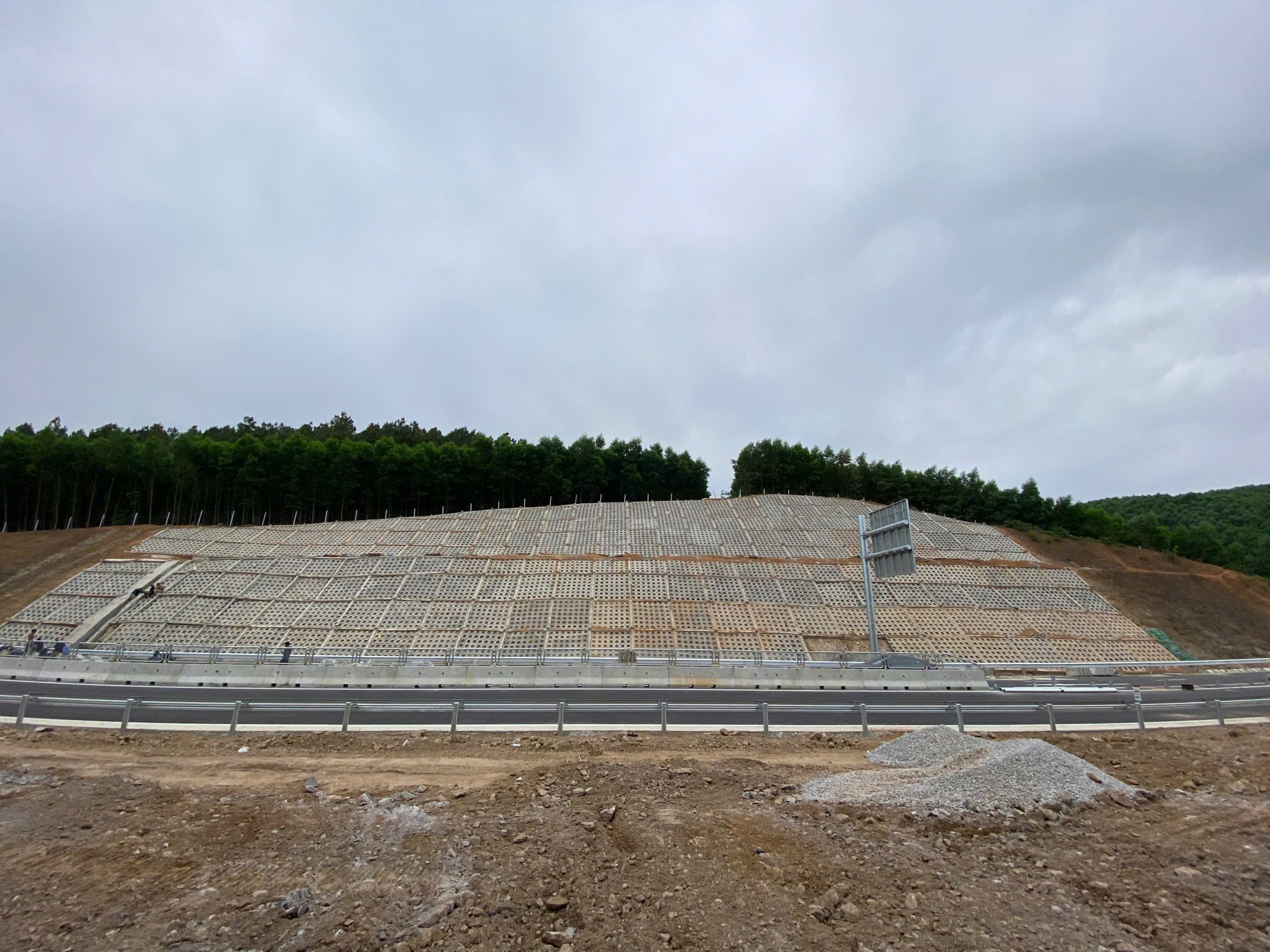 Cận cảnh 49km tuyến ch&iacute;nh cao tốc B&ugrave;ng - Vạn Ninh sắp đưa v&agrave;o khai th&aacute;c - Ảnh 7.