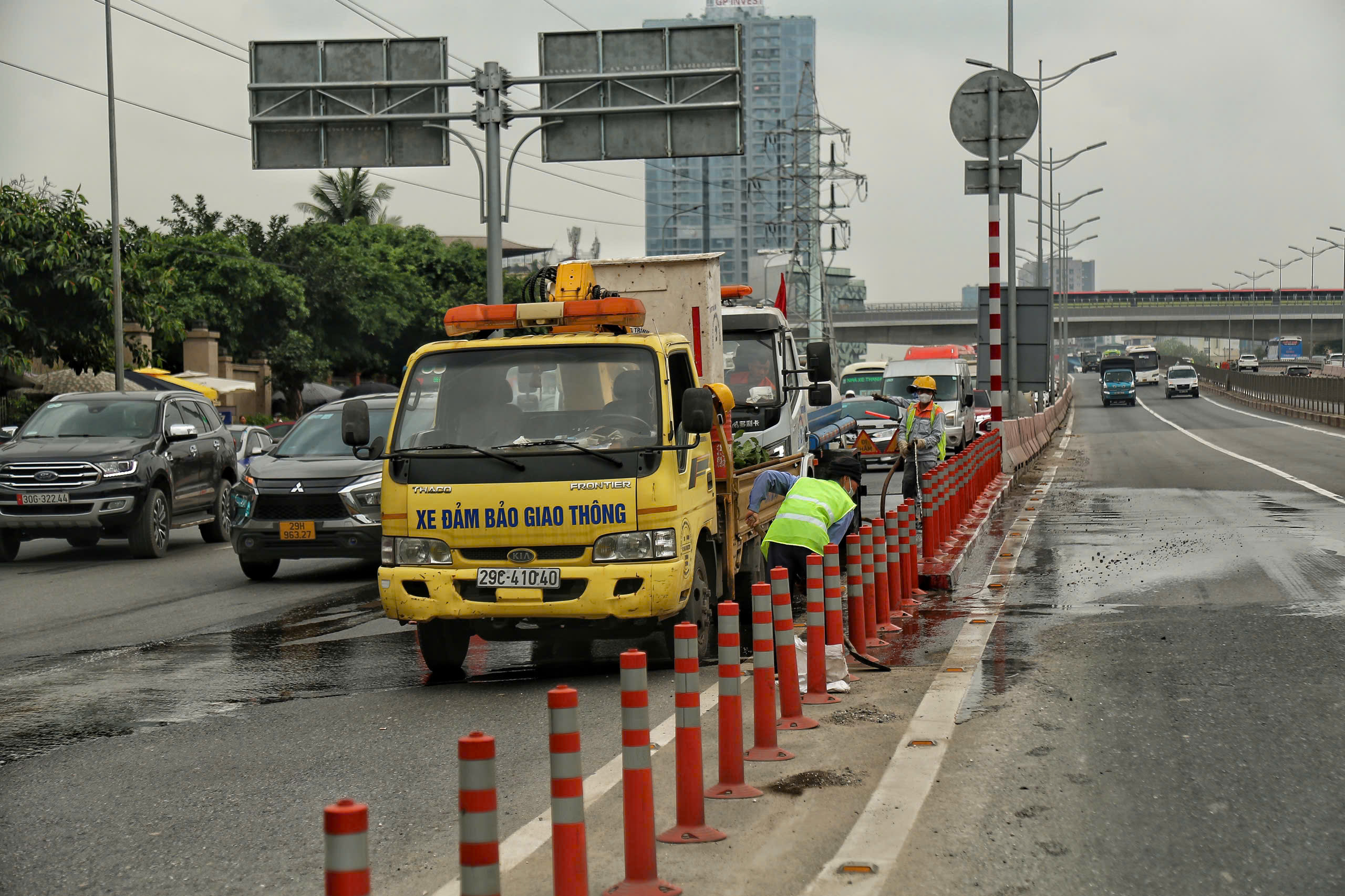 H&agrave; Nội r&agrave; so&aacute;t đ&egrave;n t&iacute;n hiệu, c&acirc;y xanh, chiếu s&aacute;ng trước cao điểm nghỉ lễ 30/4- Ảnh 8.
