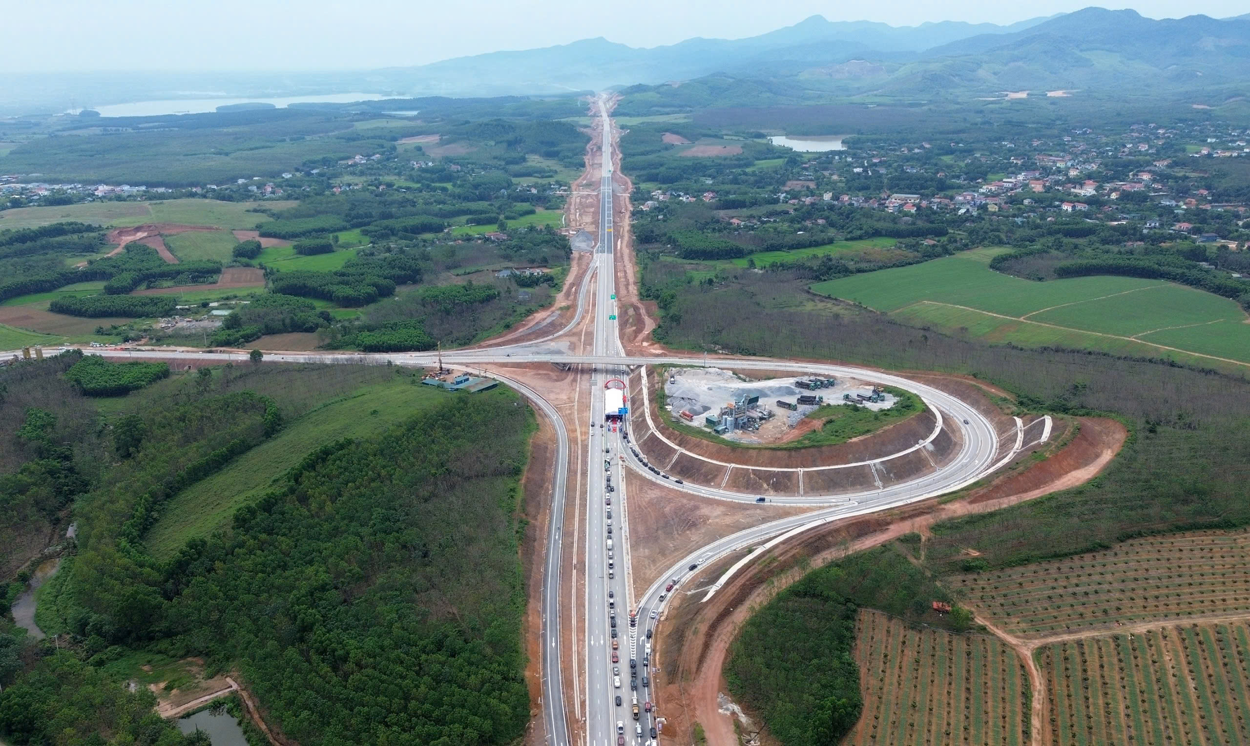 Cận cảnh 49km tuyến ch&iacute;nh cao tốc B&ugrave;ng - Vạn Ninh sắp đưa v&agrave;o khai th&aacute;c - Ảnh 3.
