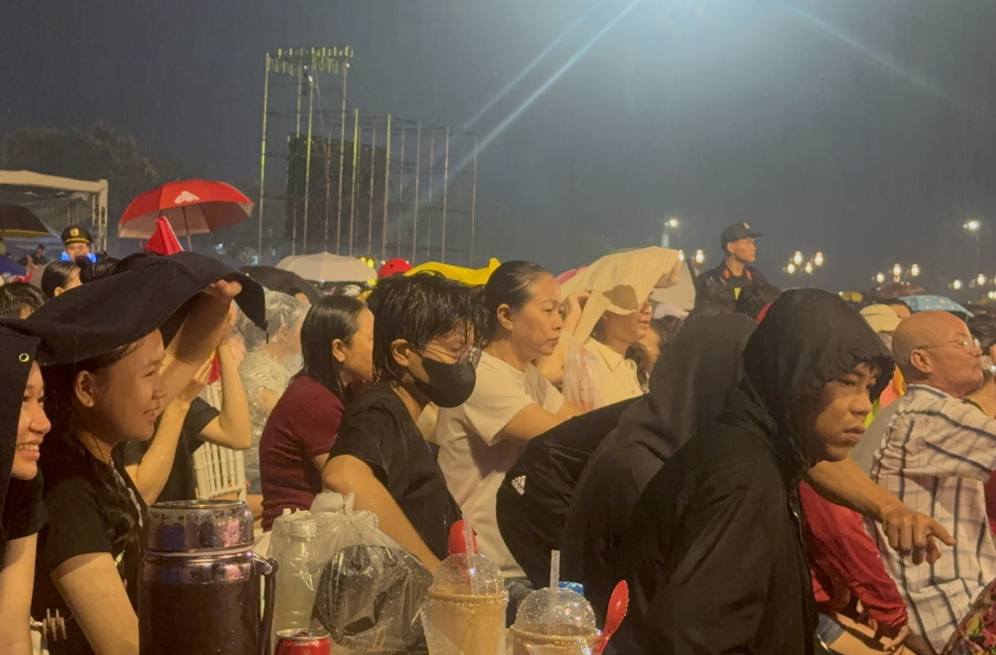 Những c&acirc;u chuyện của c&aacute;c cựu chiến binh gặp lại đồng đội xưa trong ng&agrave;y lễ lớn- Ảnh 8.