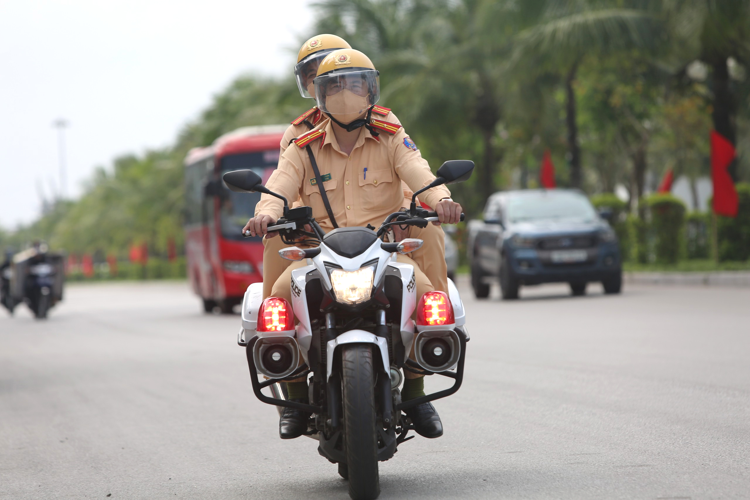 CSGT căng m&igrave;nh ph&acirc;n luồng ở khu du lịch biển Sầm Sơn- Ảnh 8.