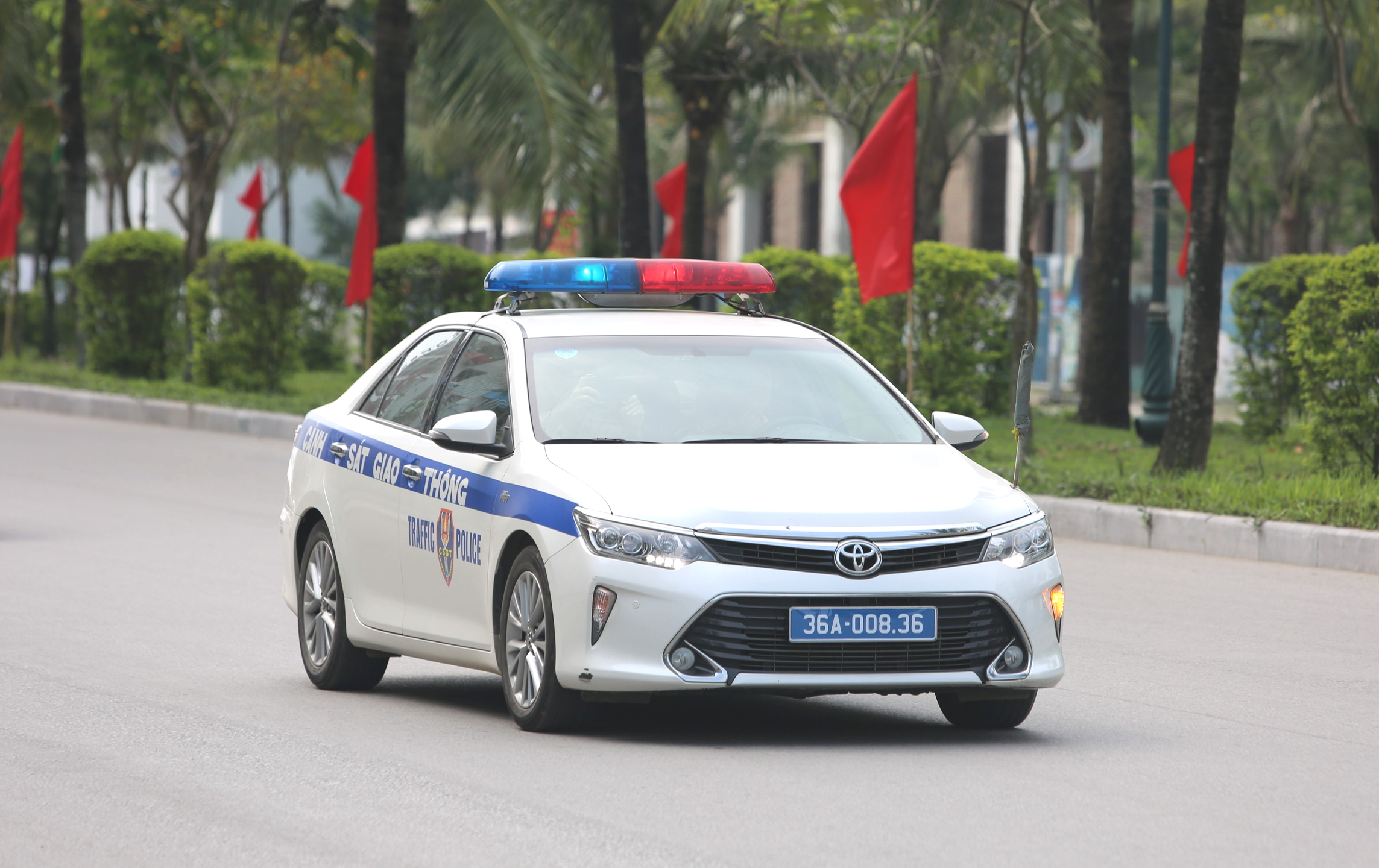 CSGT căng m&igrave;nh ph&acirc;n luồng ở khu du lịch biển Sầm Sơn- Ảnh 7.