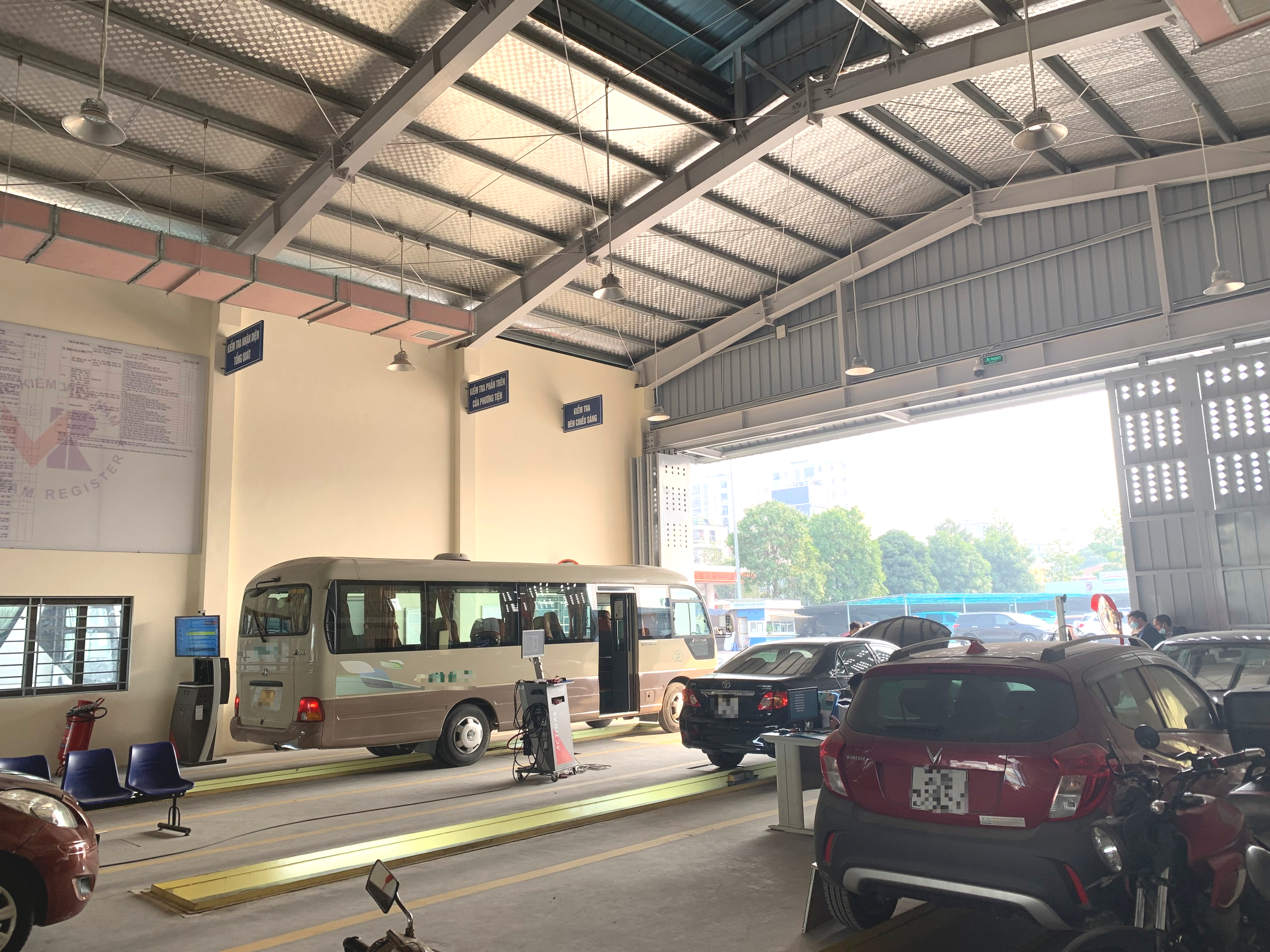 Trung t&acirc;m đăng kiểm tất bật trước thềm nghỉ lễ 30/4- Ảnh 1.