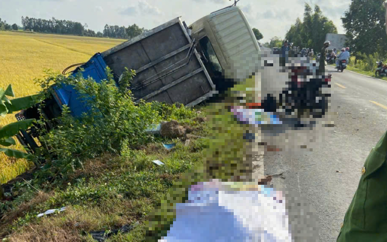 Hai xe m&aacute;y va chạm xe tải tr&ecirc;n quốc lộ N2 qua Long An, 4 người thương vong