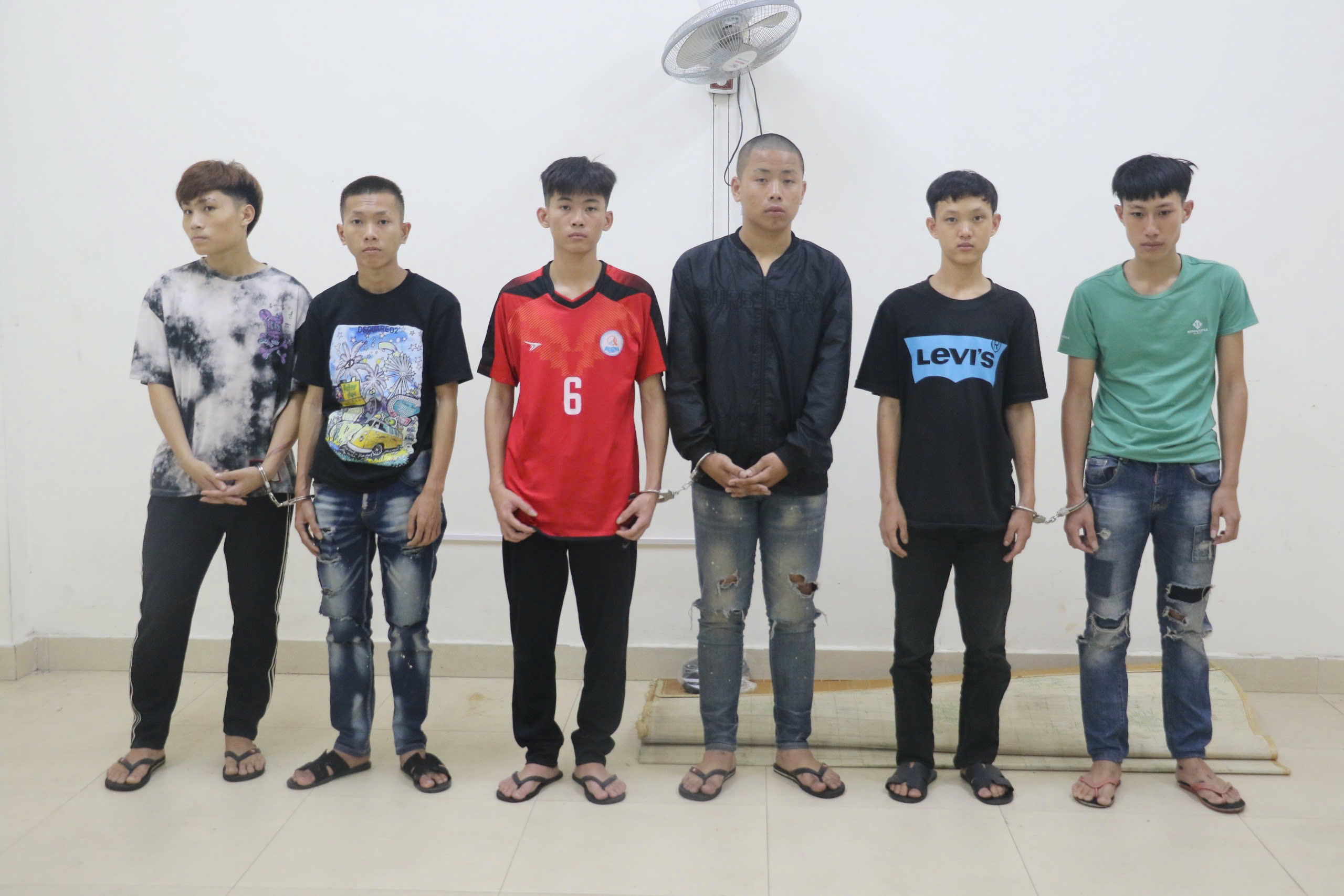 Bắt giữ nhóm thanh thiếu niên dùng hung khí cướp tài sản- Ảnh 1. Bắt giữ nhóm thanh thiếu niên dùng hung khí cướp tài sản- Ảnh 1.