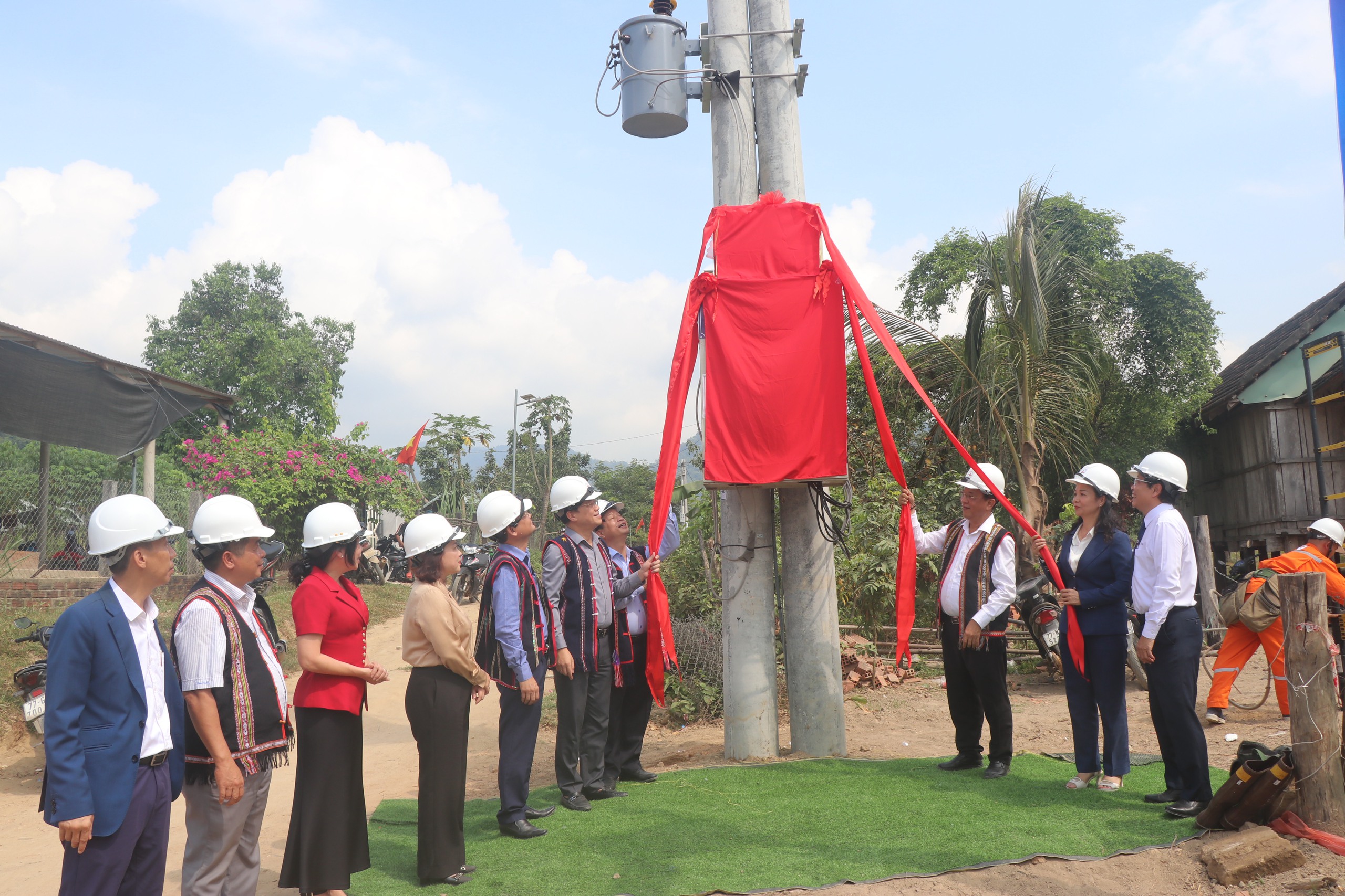 Th&ocirc;n cuối c&ugrave;ng ở B&igrave;nh Định được thắp s&aacute;ng, d&acirc;n bản vui v&igrave; được xem tivi- Ảnh 4.