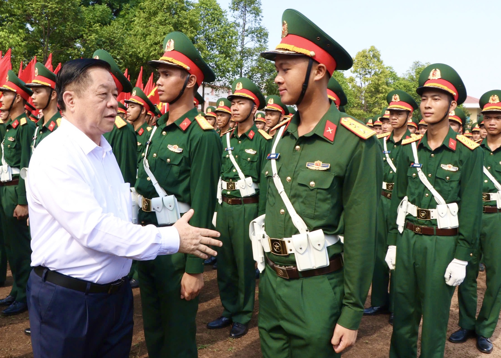 Đo&agrave;n c&ocirc;ng t&aacute;c Trung ương thăm, tặng qu&agrave; c&aacute;c chiến sĩ luyện tập diễu binh tại Đồng Nai- Ảnh 2.