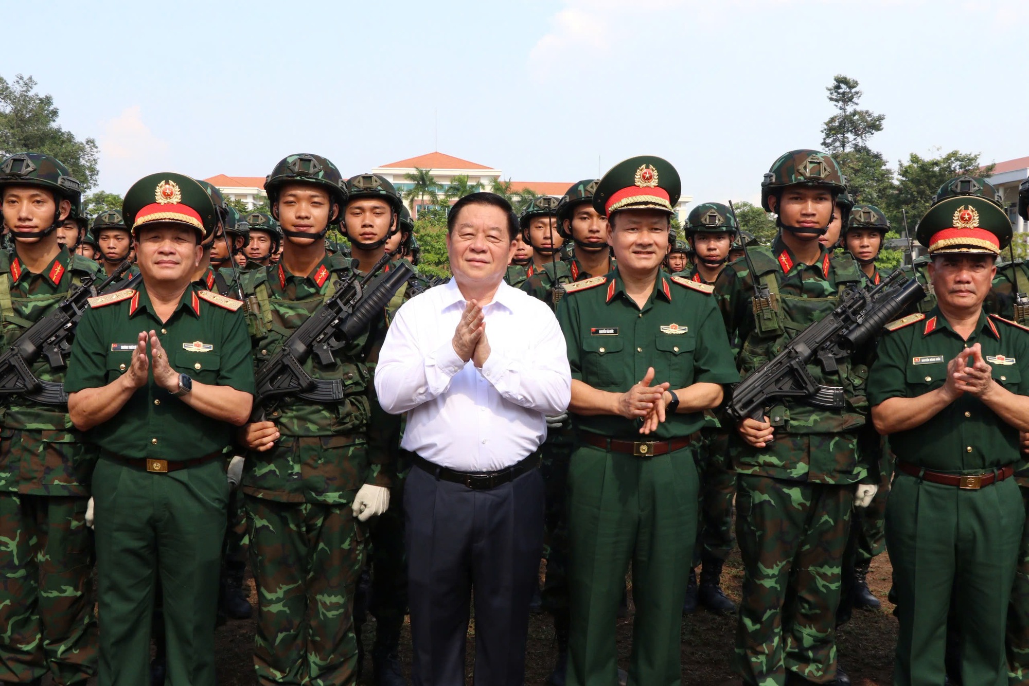 Đo&agrave;n c&ocirc;ng t&aacute;c Trung ương thăm, tặng qu&agrave; c&aacute;c chiến sĩ luyện tập diễu binh tại Đồng Nai- Ảnh 1.