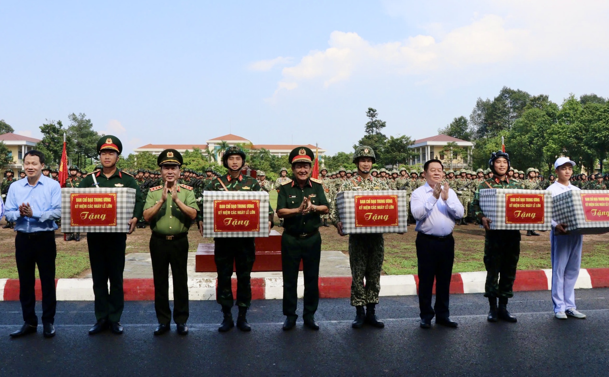 Đo&agrave;n c&ocirc;ng t&aacute;c Trung ương thăm, tặng qu&agrave; c&aacute;c chiến sĩ luyện tập diễu binh tại Đồng Nai- Ảnh 3.