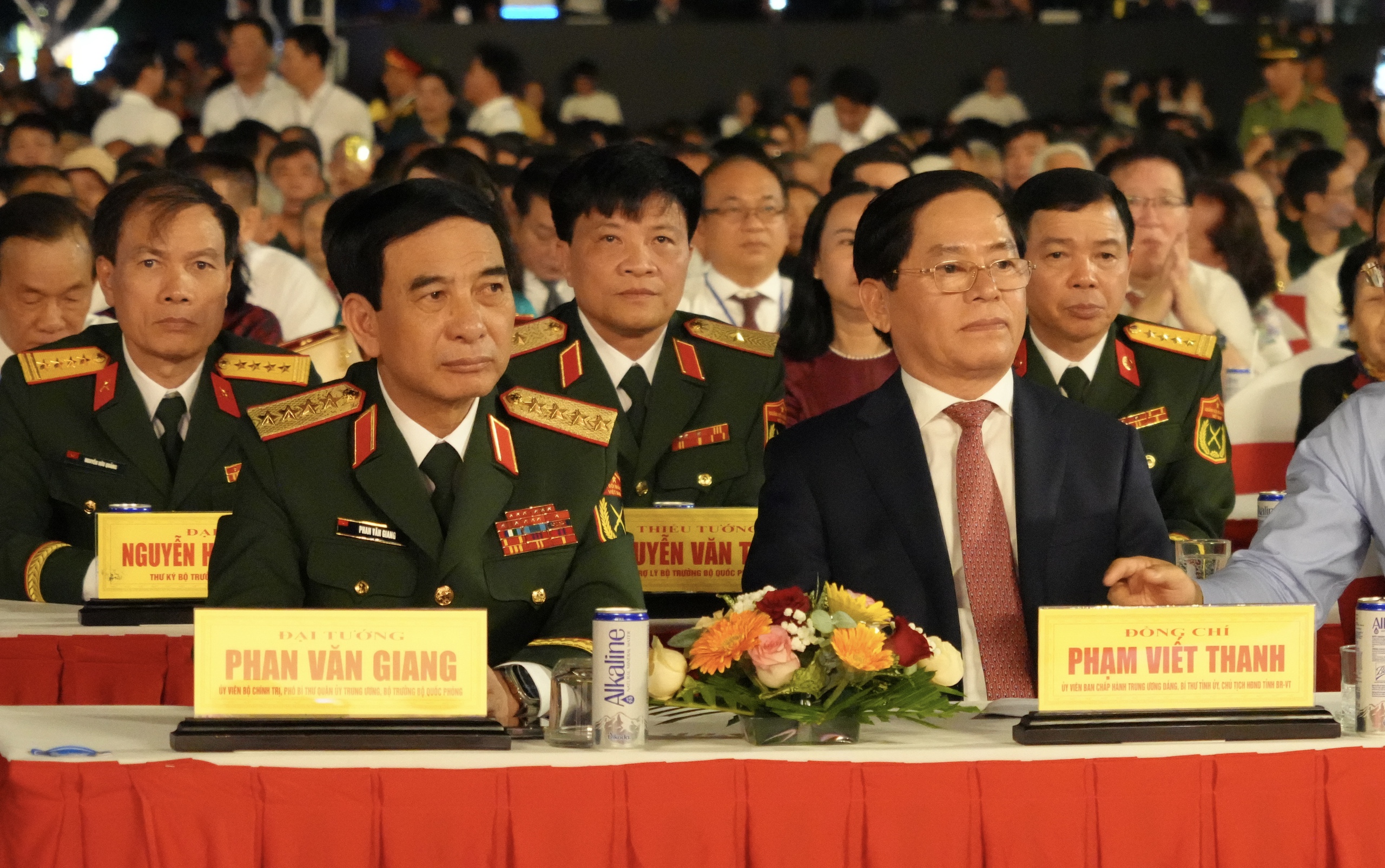 Những c&acirc;u chuyện của c&aacute;c cựu chiến binh gặp lại đồng đội xưa trong ng&agrave;y lễ lớn- Ảnh 1.
