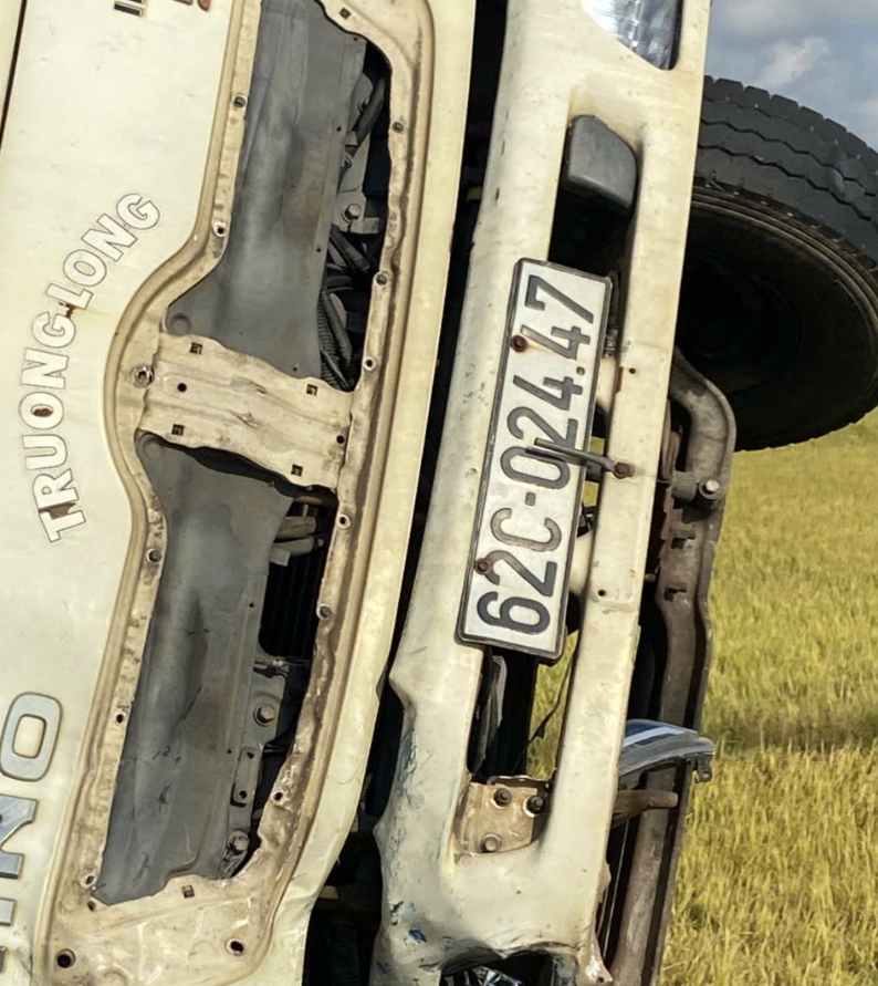 Hai xe máy va chạm xe tải trên quốc lộ N2 qua Long An, 4 người thương vong- Ảnh 3. Hai xe máy va chạm xe tải trên quốc lộ N2 qua Long An, 4 người thương vong- Ảnh 3.