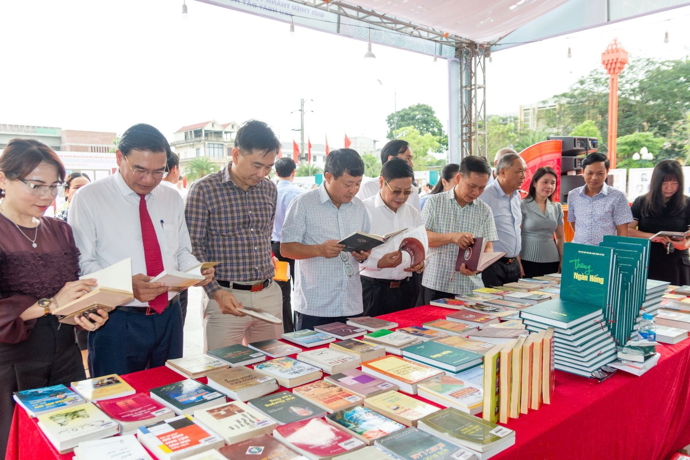 H&agrave; Tĩnh trưng b&agrave;y 50 tranh cổ động t&aacute;i hiện kh&iacute; thế h&agrave;o h&ugrave;ng thống nhất đất nước- Ảnh 2.