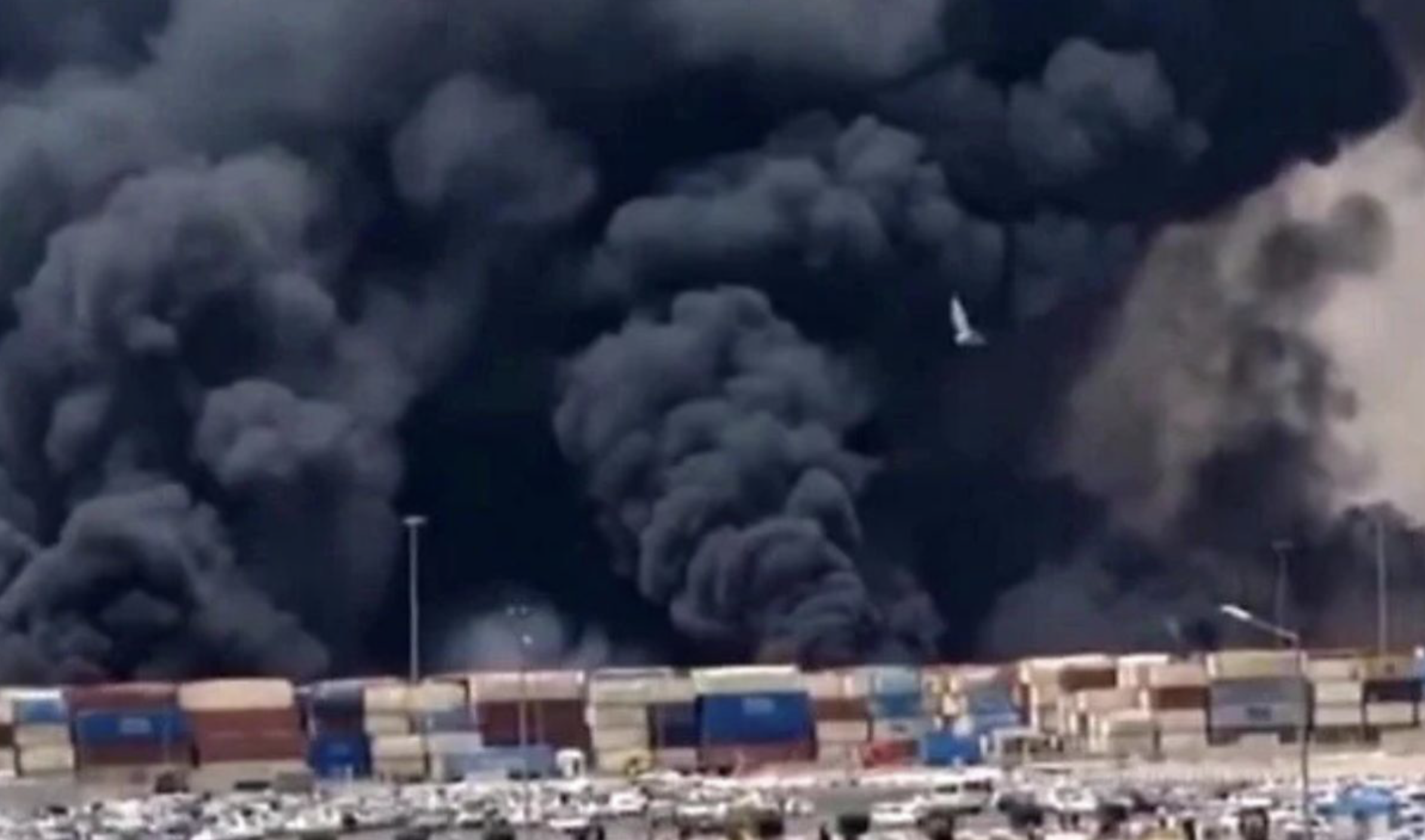 Nổ tại cảng lớn nhất Iran: 4 người thiệt mạng, hơn 500 người bị thương- Ảnh 1.