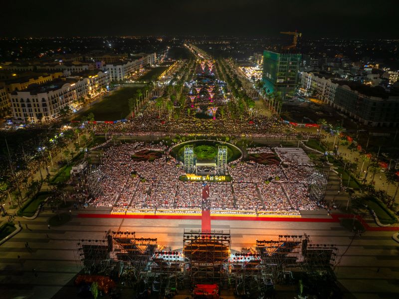 Khai mạc lễ hội biển Sầm Sơn - Khát vọng tỏa sáng- Ảnh 1. Khai mạc lễ hội biển Sầm Sơn - Khát vọng tỏa sáng- Ảnh 1.