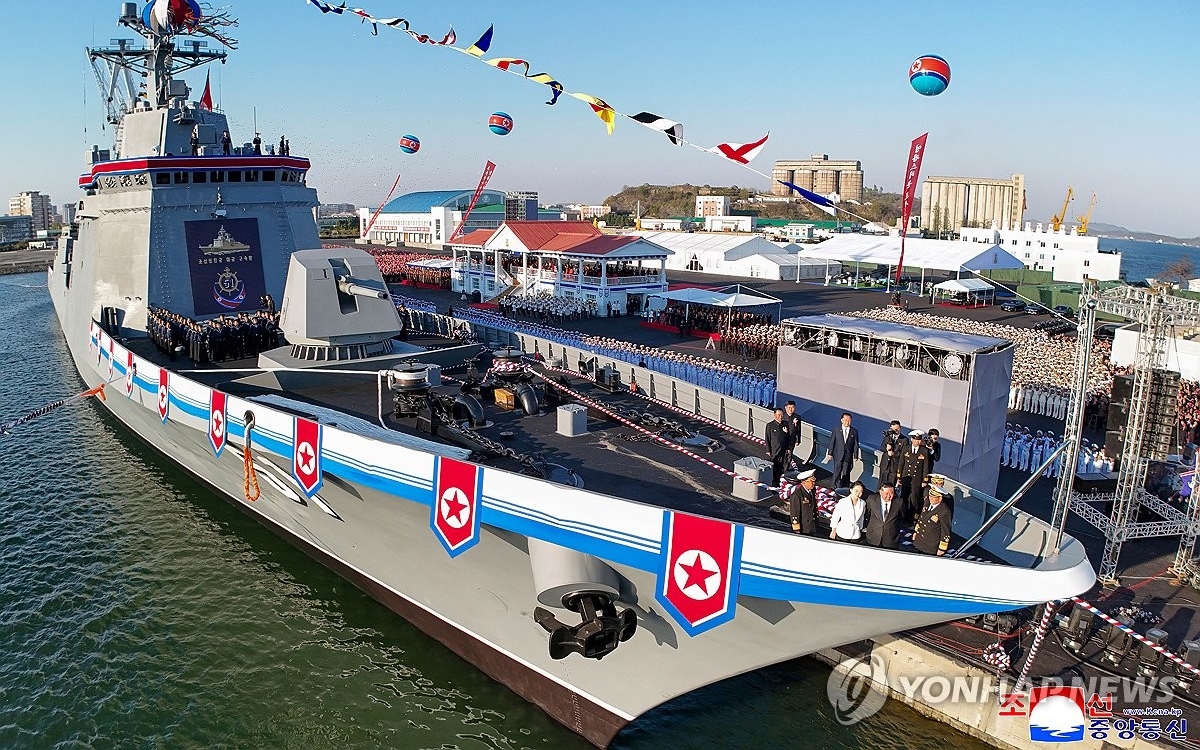 Chủ tịch Triều Tiên Kim Jong-un trực tiếp thị sát nhà máy sản xuất xe tăng- Ảnh 2. Triều Tiên ra mắt tàu khu trục đa năng, có thể trang bị vũ khí uy lực