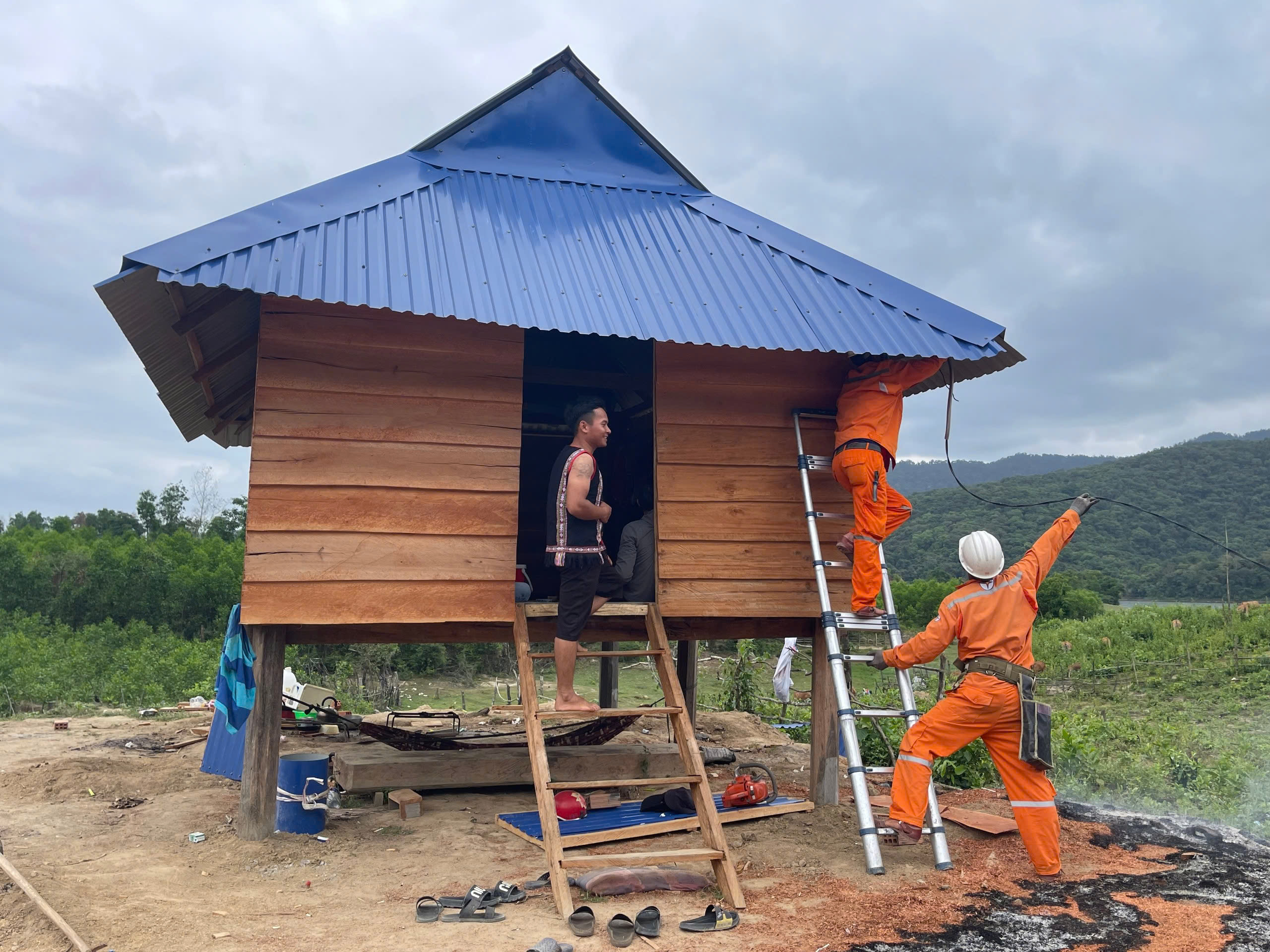 Th&ocirc;n cuối c&ugrave;ng ở B&igrave;nh Định được thắp s&aacute;ng, d&acirc;n bản vui v&igrave; được xem tivi- Ảnh 1.
