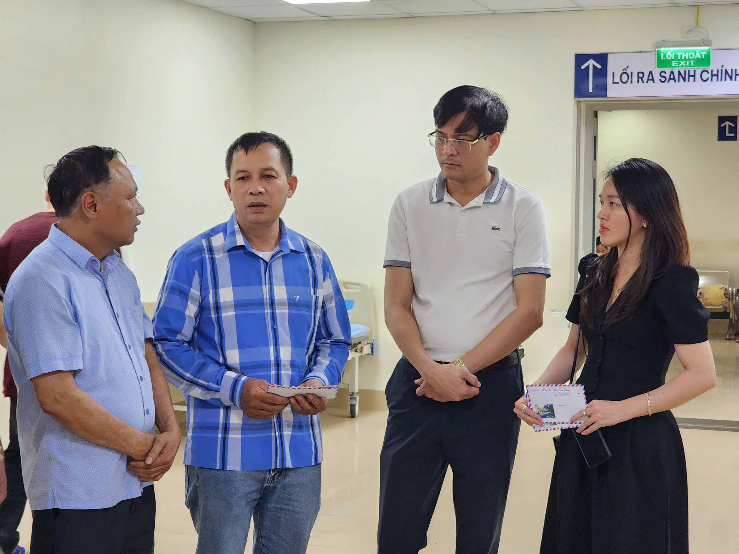 Nạn nhân vụ lật xe khách tại Tam Đảo kể lại giây phút kinh hoàng- Ảnh 2. Nạn nhân vụ lật xe khách tại Tam Đảo kể lại giây phút kinh hoàng- Ảnh 2.