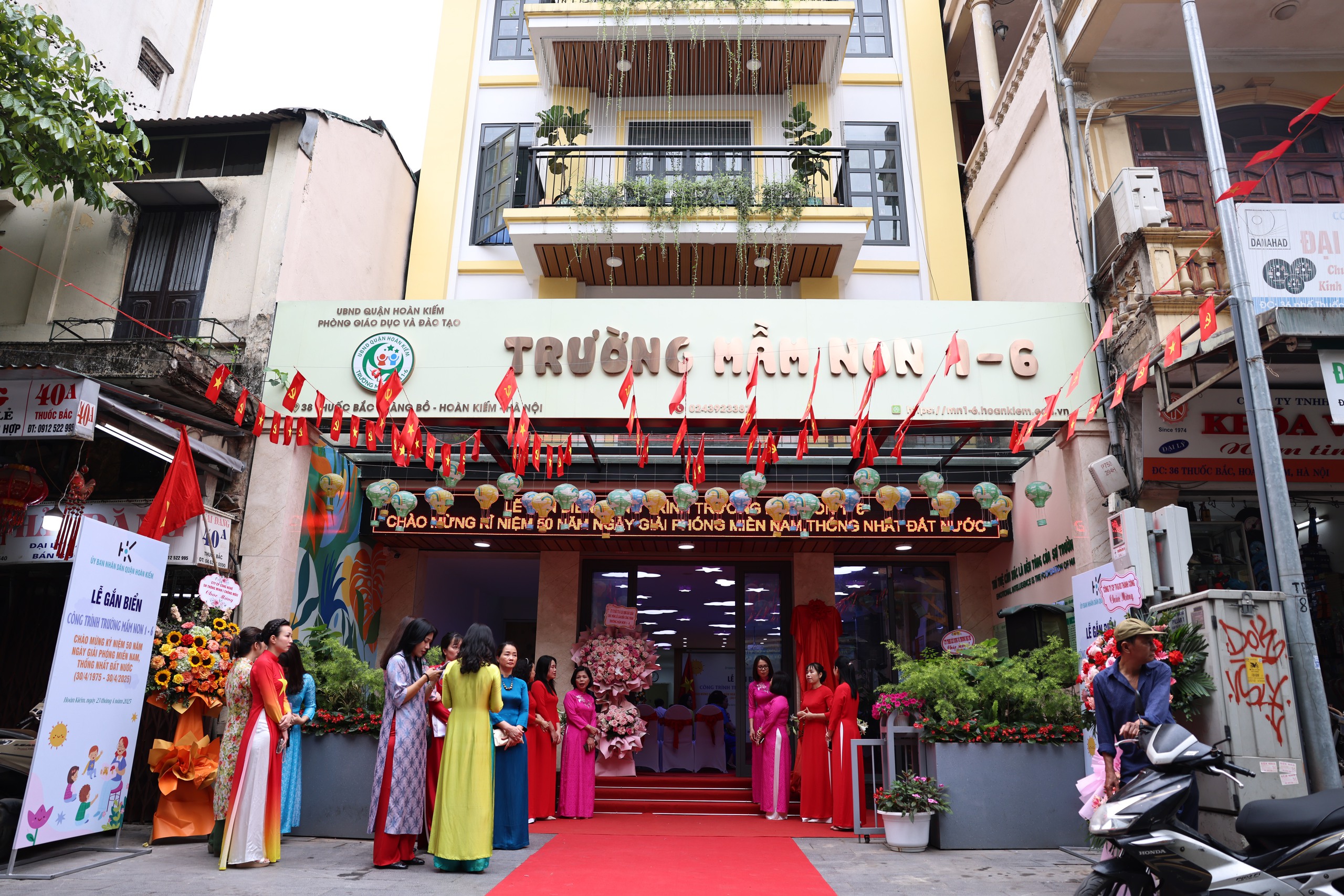 H&agrave; Nội: Nhiều c&ocirc;ng tr&igrave;nh gắn biển ch&agrave;o mừng 50 năm thống nhất đất nước- Ảnh 1.