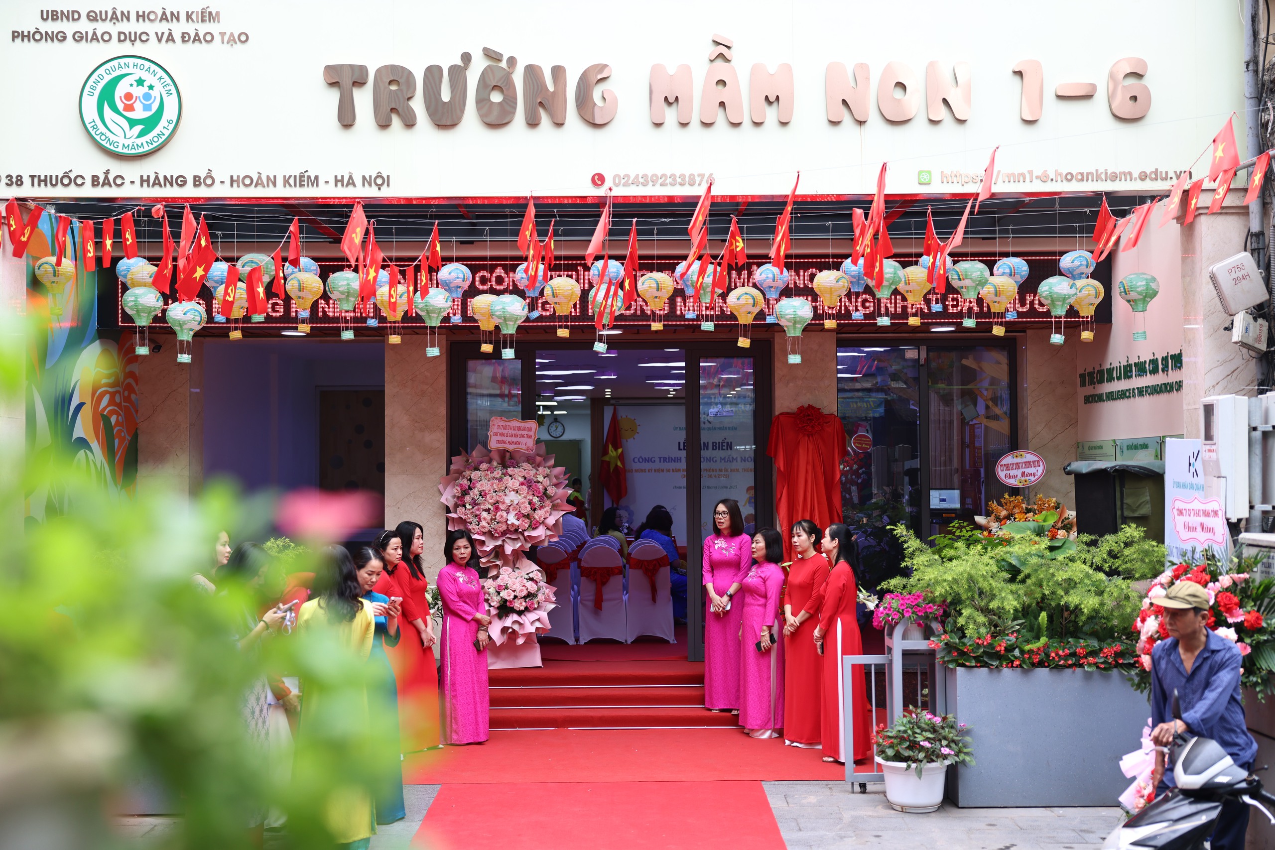 H&agrave; Nội: Nhiều c&ocirc;ng tr&igrave;nh gắn biển ch&agrave;o mừng 50 năm thống nhất đất nước- Ảnh 3.