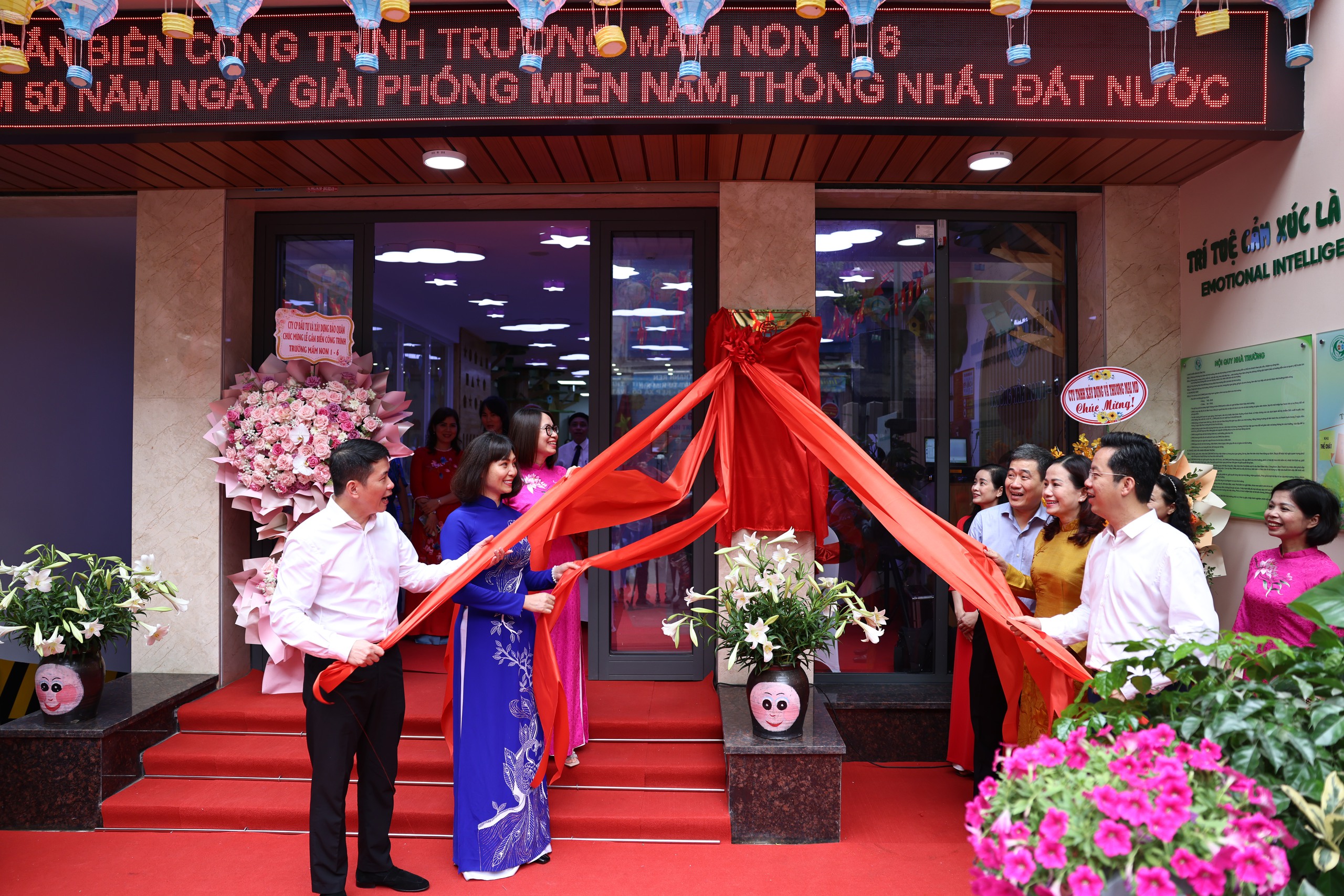 H&agrave; Nội: Nhiều c&ocirc;ng tr&igrave;nh gắn biển ch&agrave;o mừng 50 năm thống nhất đất nước- Ảnh 2.