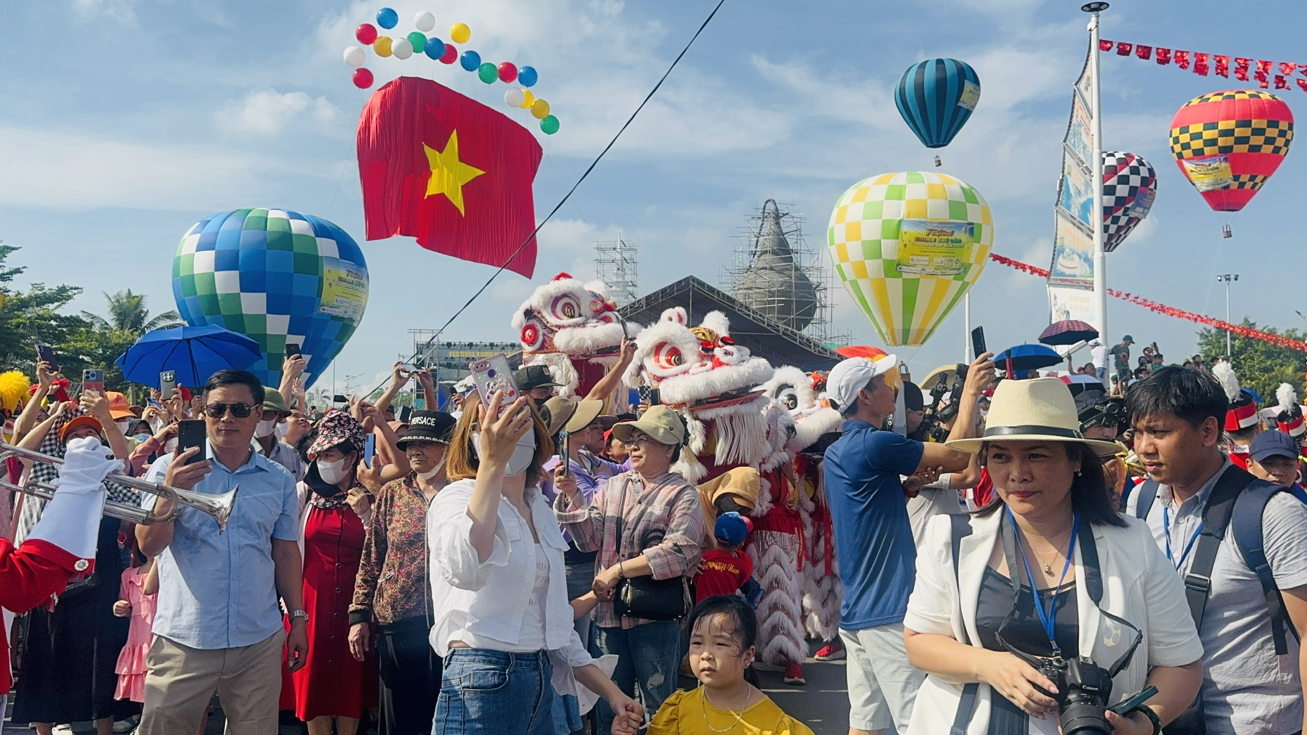 Hàng vạn người dân trải nghiệm lễ hội khinh khí cầu đầu tiên ở Đồng Nai- Ảnh 3.