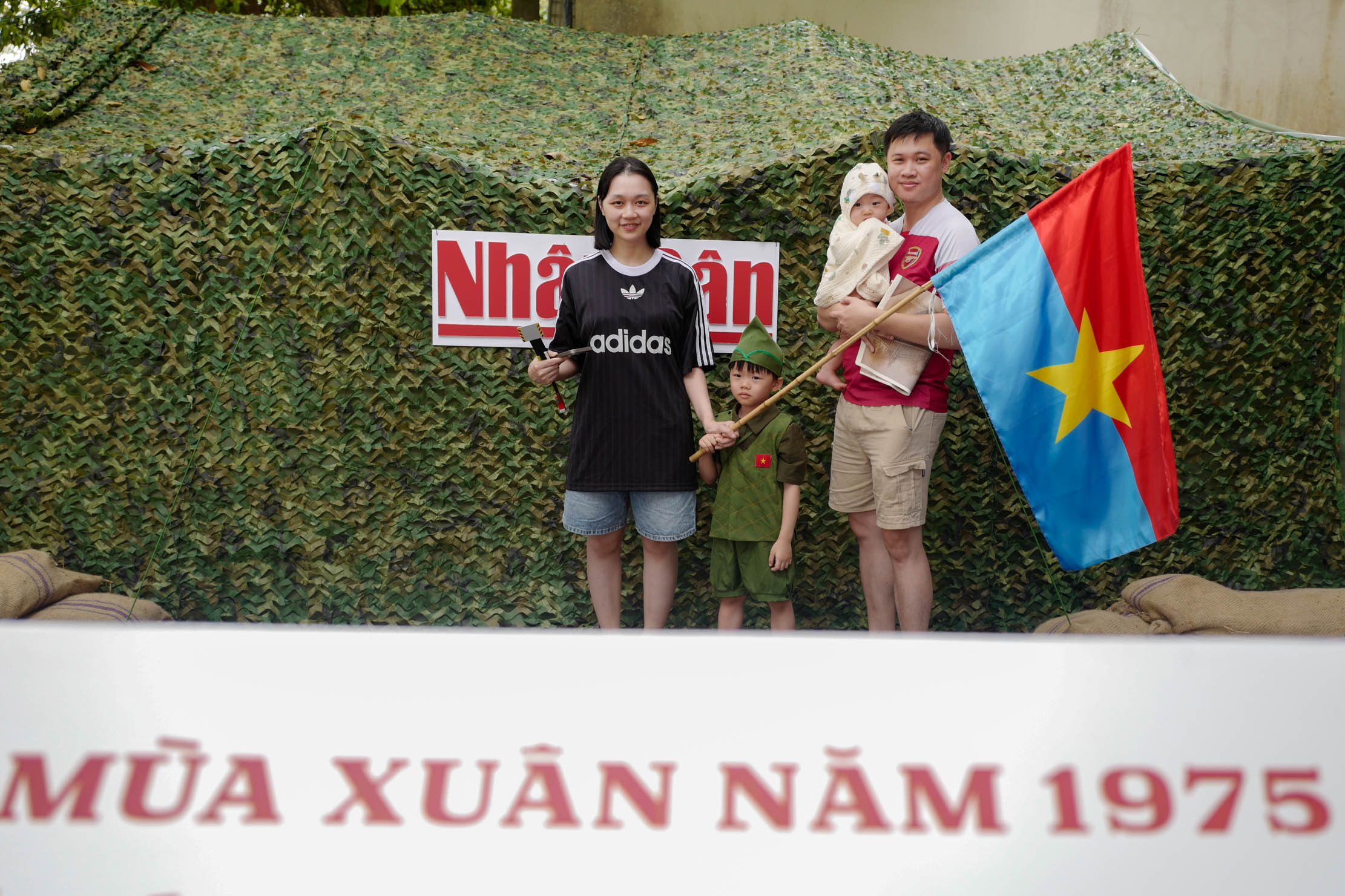 Đi trăm km, xếp h&agrave;ng nhiều giờ chờ nhận phụ san B&aacute;o Nh&acirc;n D&acirc;n- Ảnh 7.