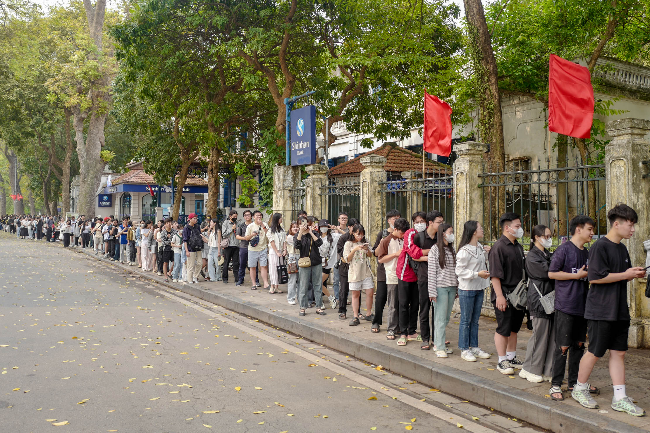 Đi trăm km, xếp h&agrave;ng nhiều giờ chờ nhận phụ san B&aacute;o Nh&acirc;n D&acirc;n- Ảnh 4.