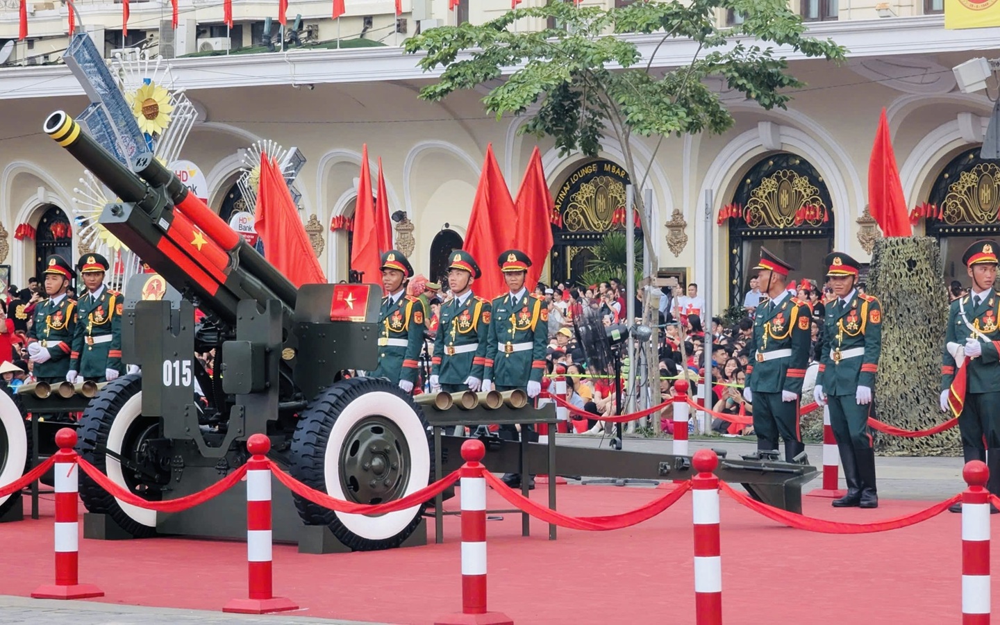 Chen ch&acirc;n xem bắn đại b&aacute;c, m&aacute;y bay nh&agrave;o lộn trong lễ tổng duyệt diễu binh, diễu h&agrave;nh