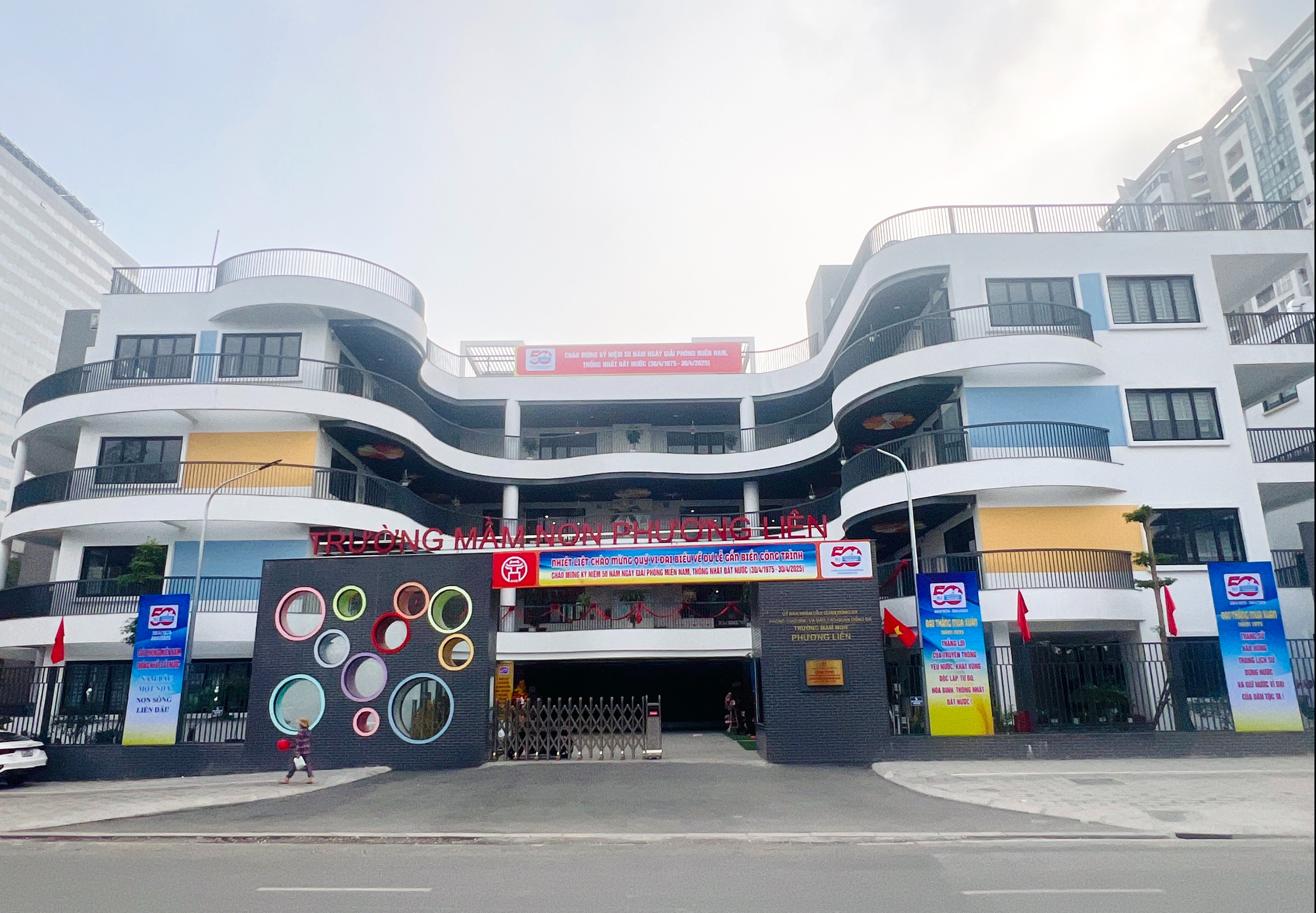 H&agrave; Nội: Nhiều c&ocirc;ng tr&igrave;nh gắn biển ch&agrave;o mừng 50 năm thống nhất đất nước- Ảnh 6.