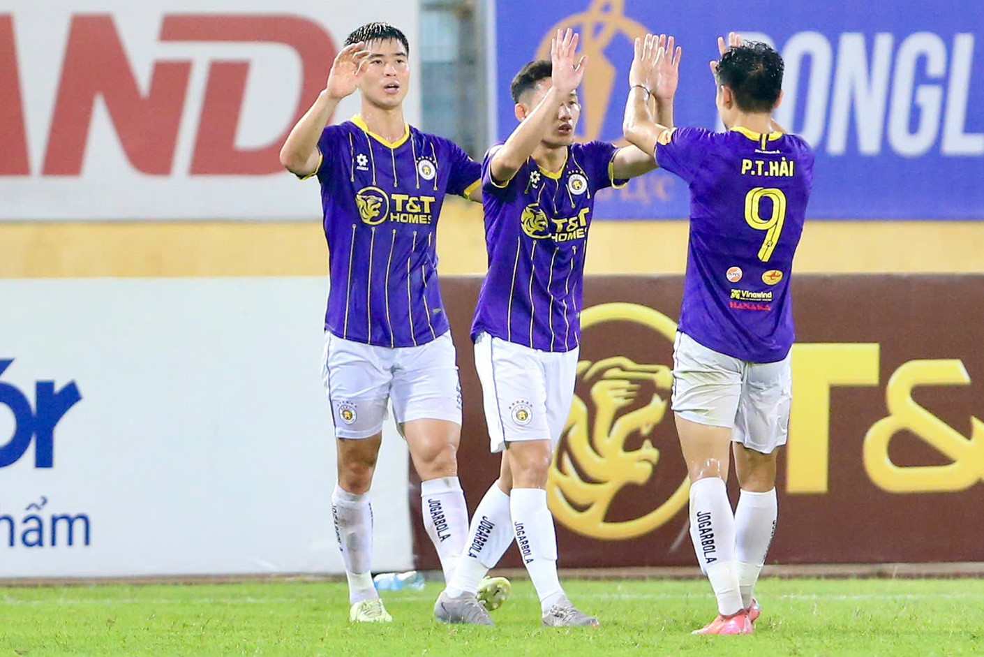 V-League 2024-2025: N&oacute;ng bỏng cuộc chiến ở hai đầu bảng xếp hạng- Ảnh 1.