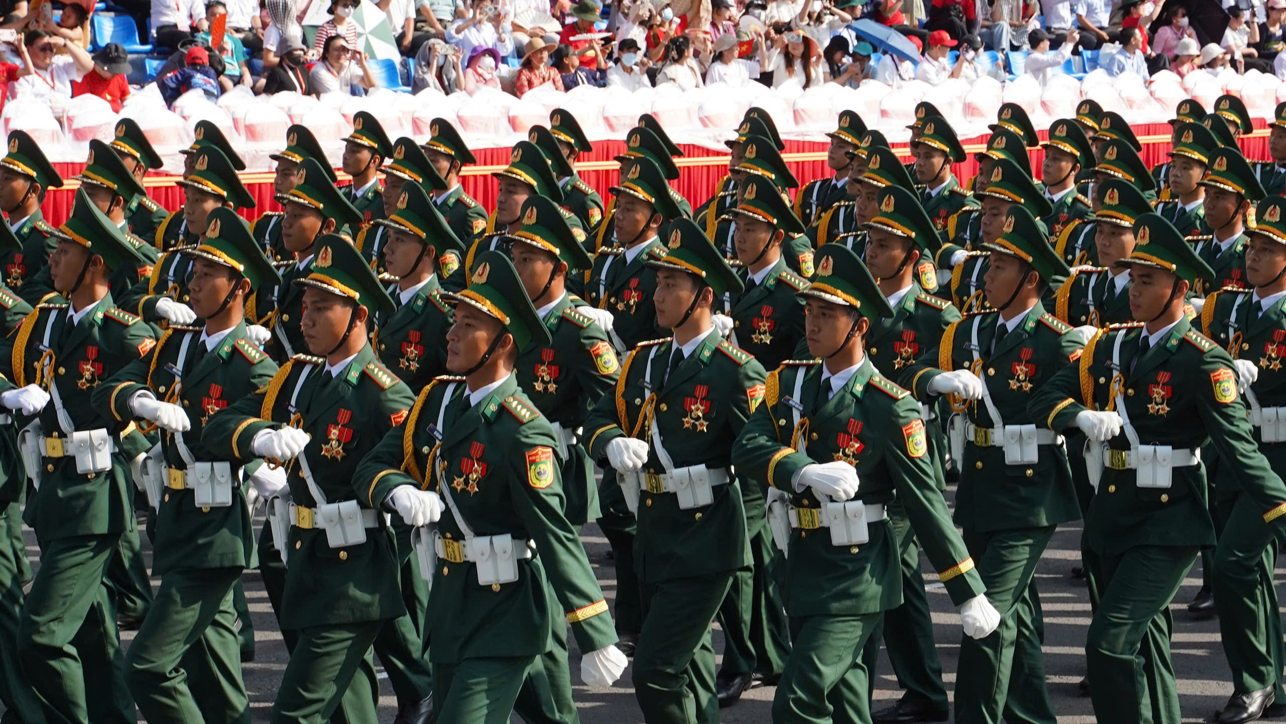 Chen ch&acirc;n xem bắn đại b&aacute;c, m&aacute;y bay nh&agrave;o lộn trong lễ tổng duyệt diễu binh, diễu h&agrave;nh- Ảnh 6.