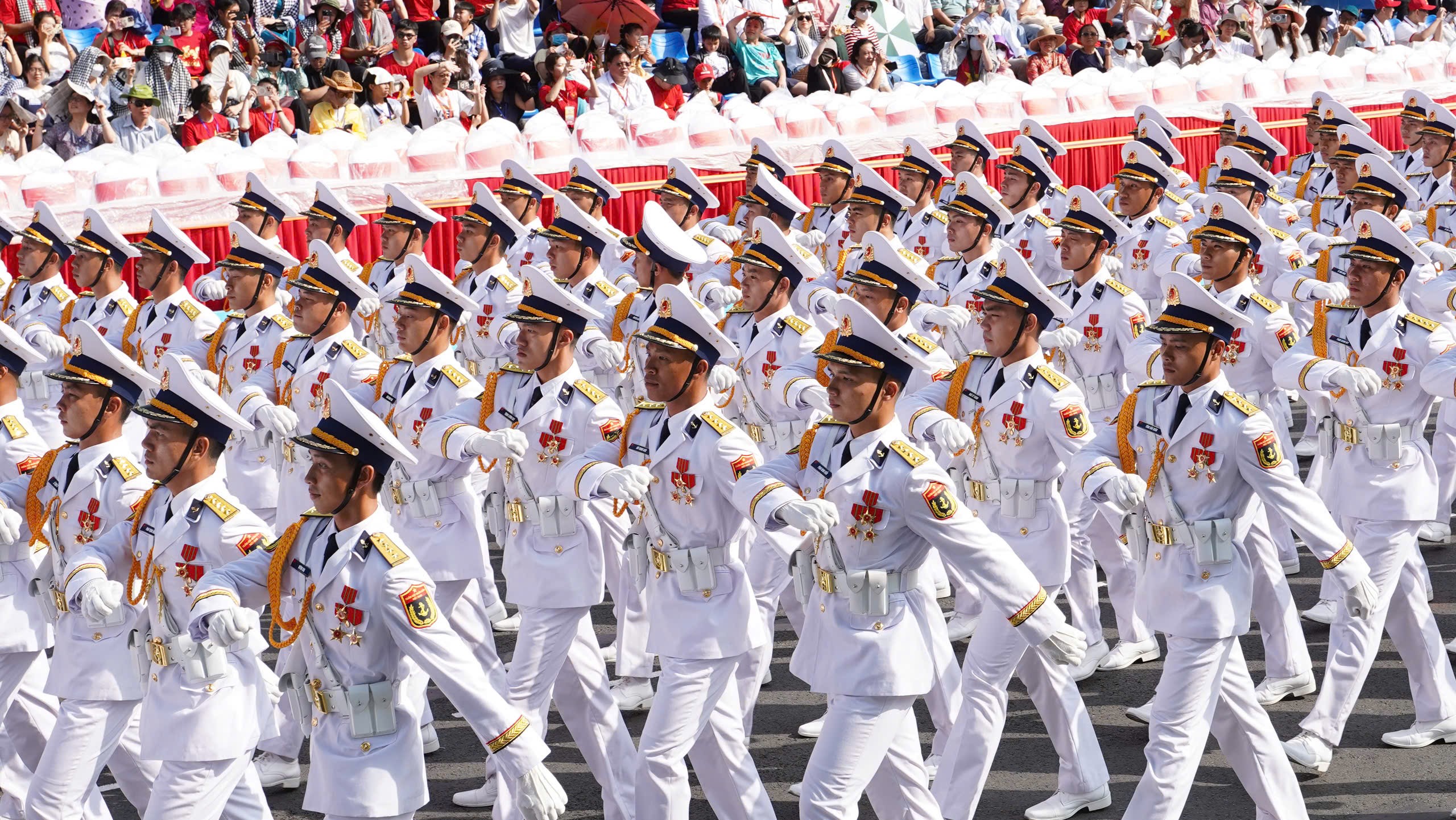 Chen ch&acirc;n xem bắn đại b&aacute;c, m&aacute;y bay nh&agrave;o lộn trong lễ tổng duyệt diễu binh, diễu h&agrave;nh- Ảnh 7.