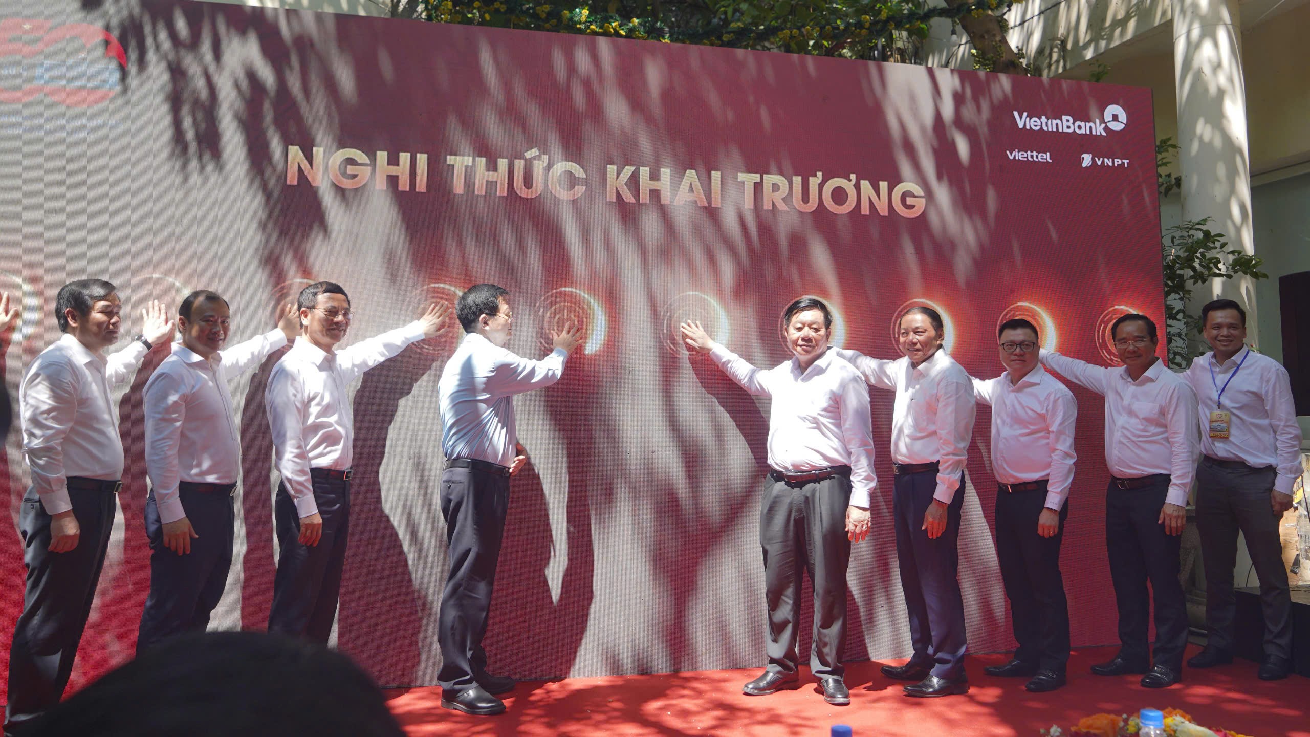 Khai trương Trung t&acirc;m B&aacute;o ch&iacute; phục vụ lễ kỷ niệm 50 năm ng&agrave;y thống nhất đất nước- Ảnh 1.