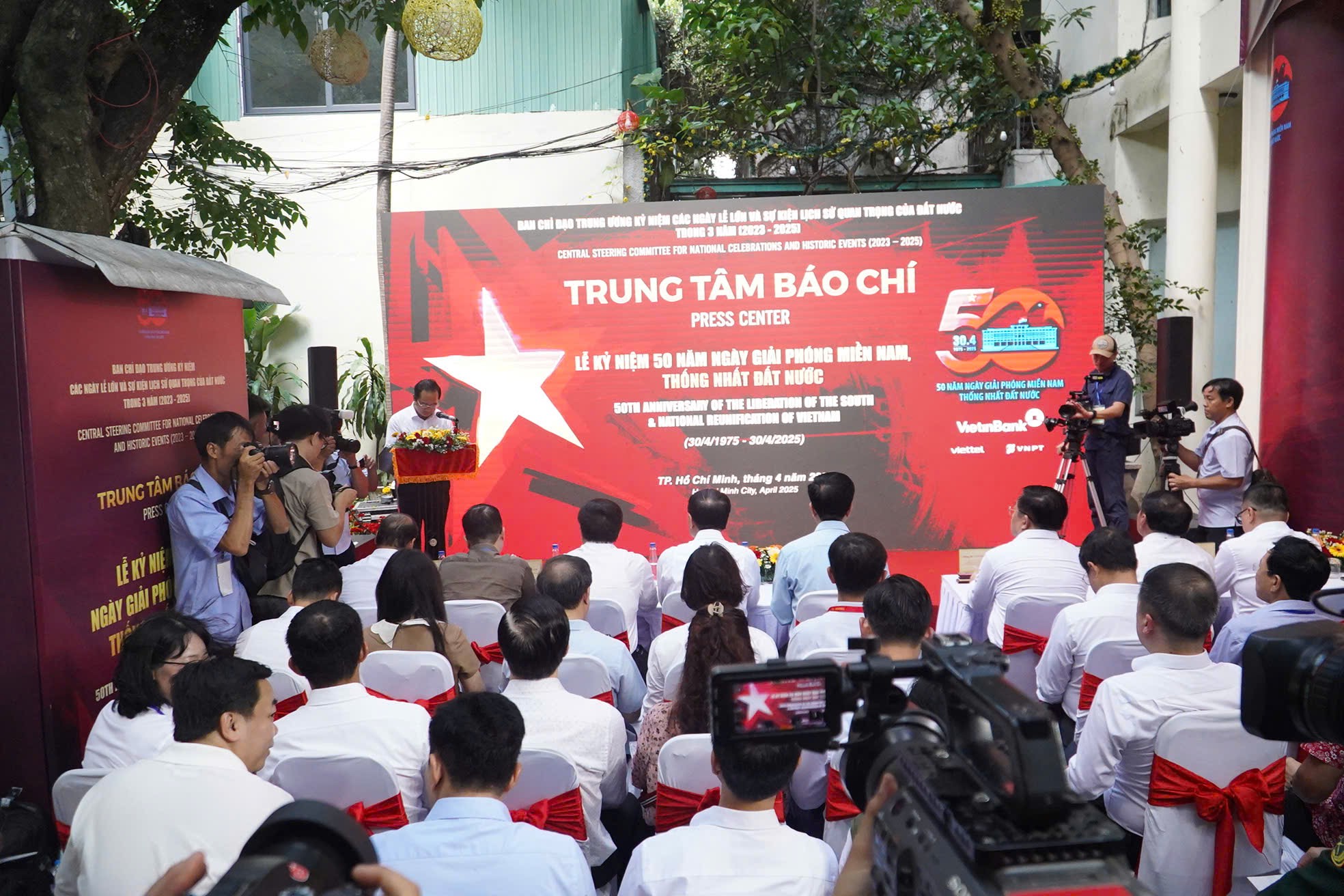 Khai trương Trung t&acirc;m B&aacute;o ch&iacute; phục vụ lễ kỷ niệm 50 năm ng&agrave;y thống nhất đất nước- Ảnh 4.